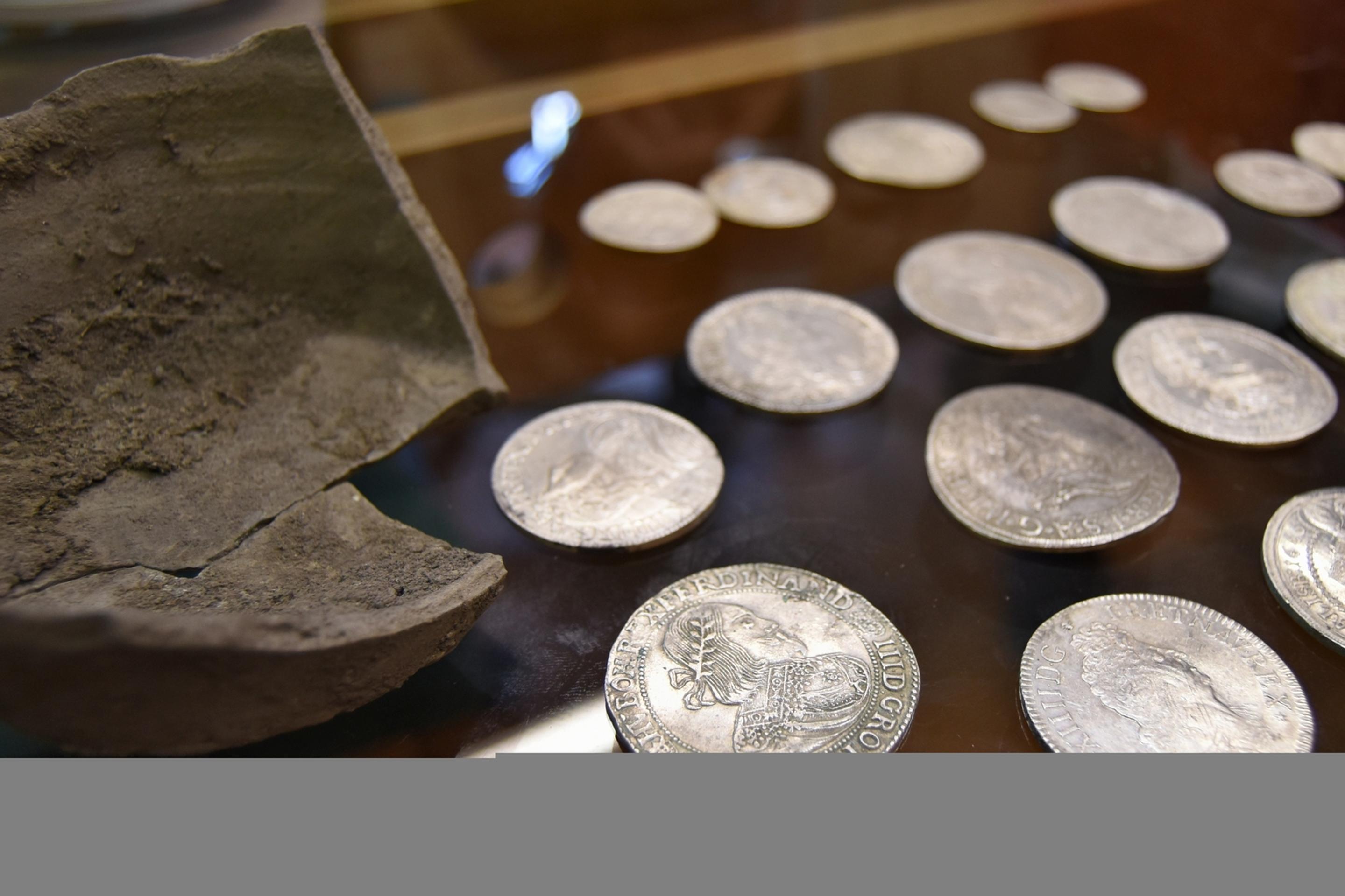 Na snímke strieborné mince, ktoré boli nájdené v obci Kostolné Kračany v okrese Dunajská Streda