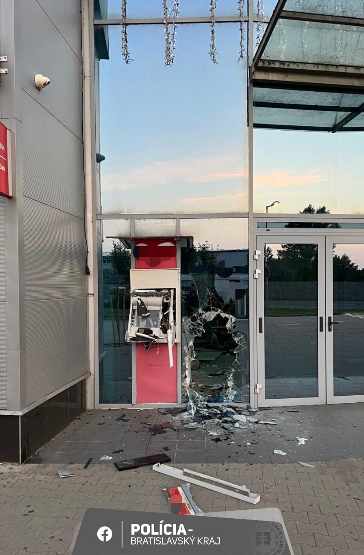 Poškodený bankomat v Dunajskej Lužnej.