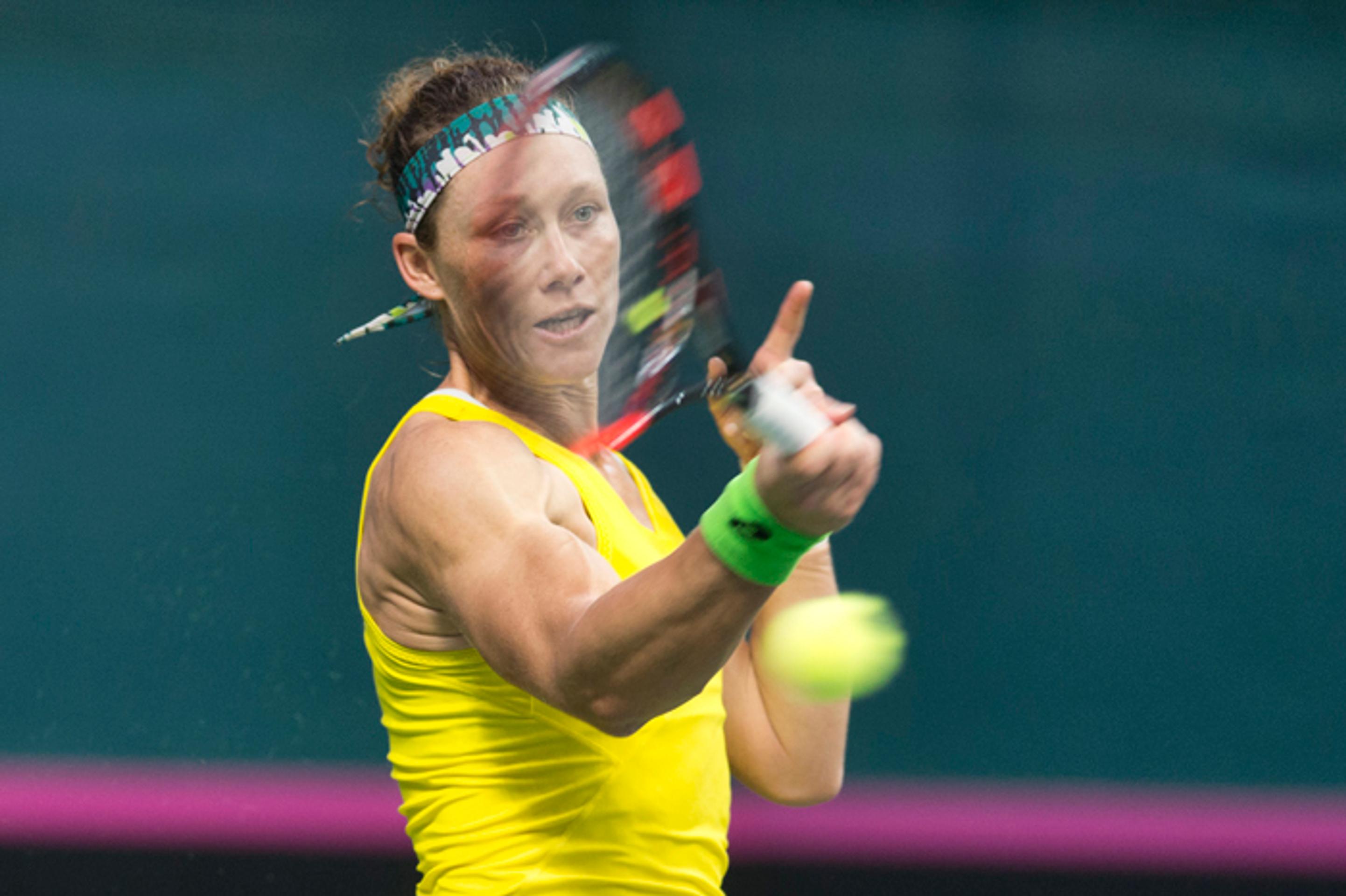 Samantha Stosurová počas fedcupového zápasu proti Jane Čevelovej.