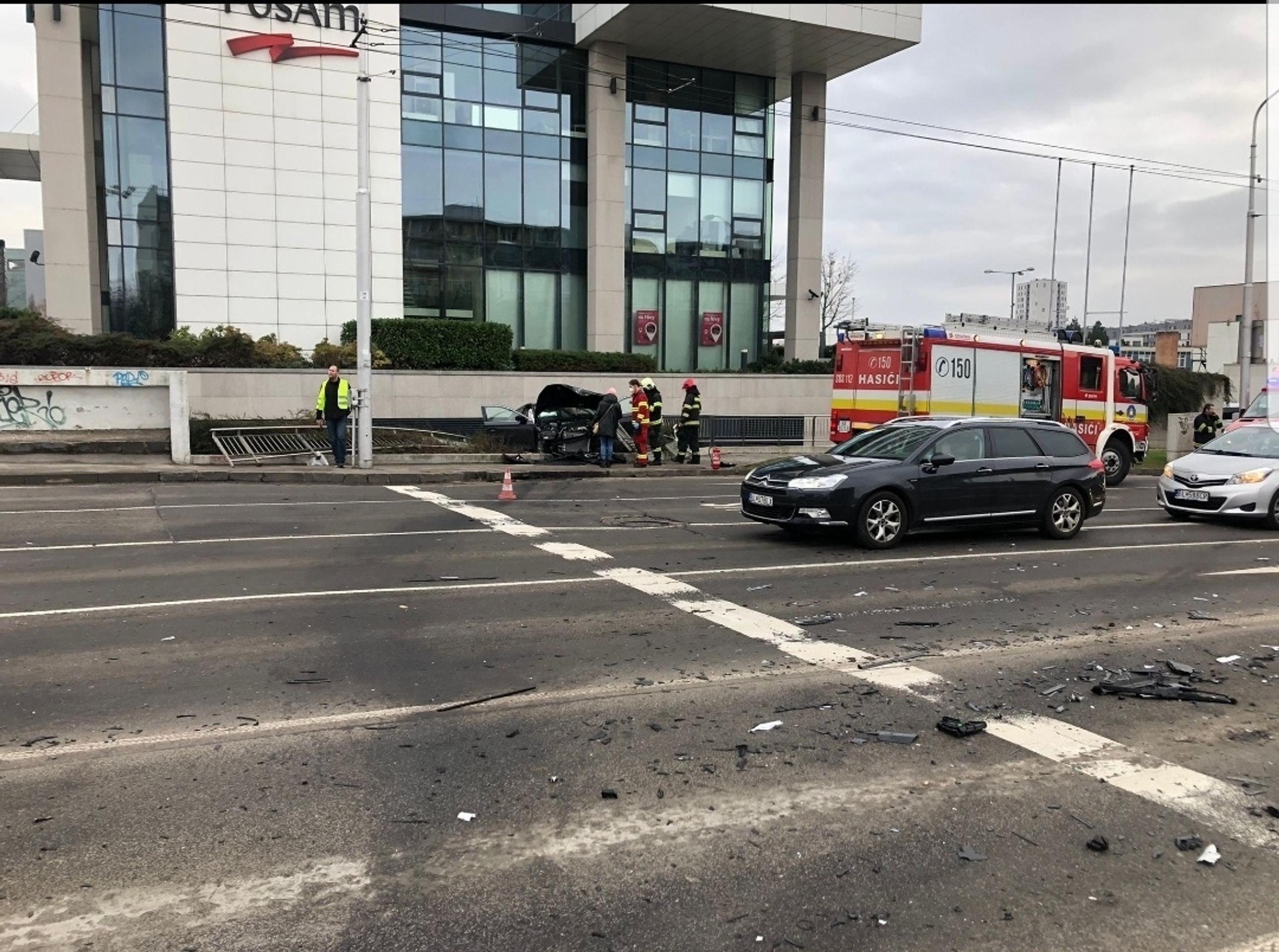 Nehoda na križovatke Bajkalská-Prievozská v Bratislave.