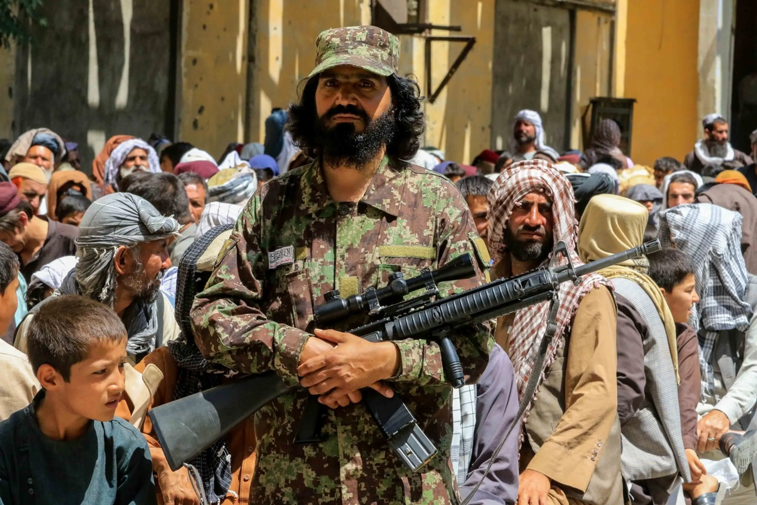 Bojovník Talibanu dohliada na poriadok v uliciach