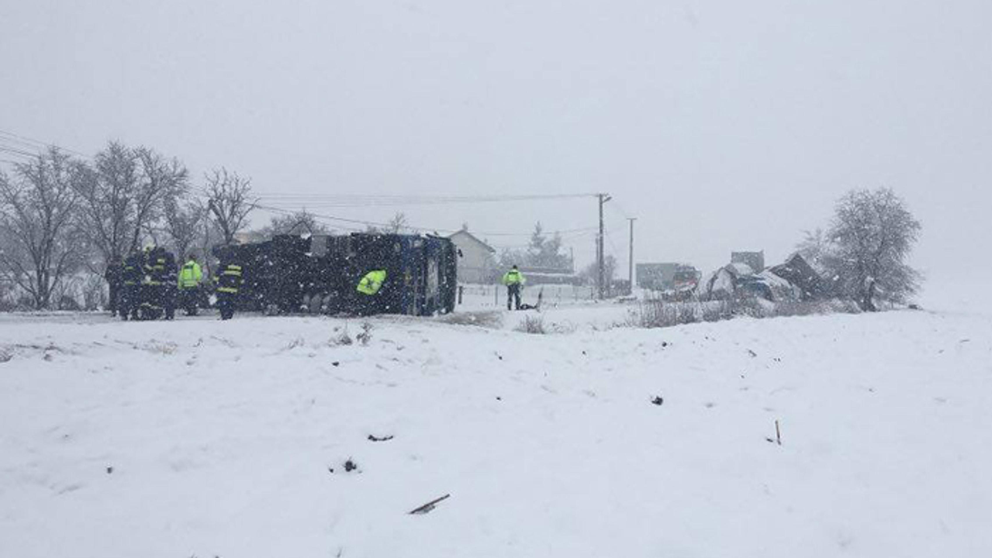 Maďarský kamión sa prevrátil cez stred cesty po nehode vo Fiľakovských Kľačanoch.