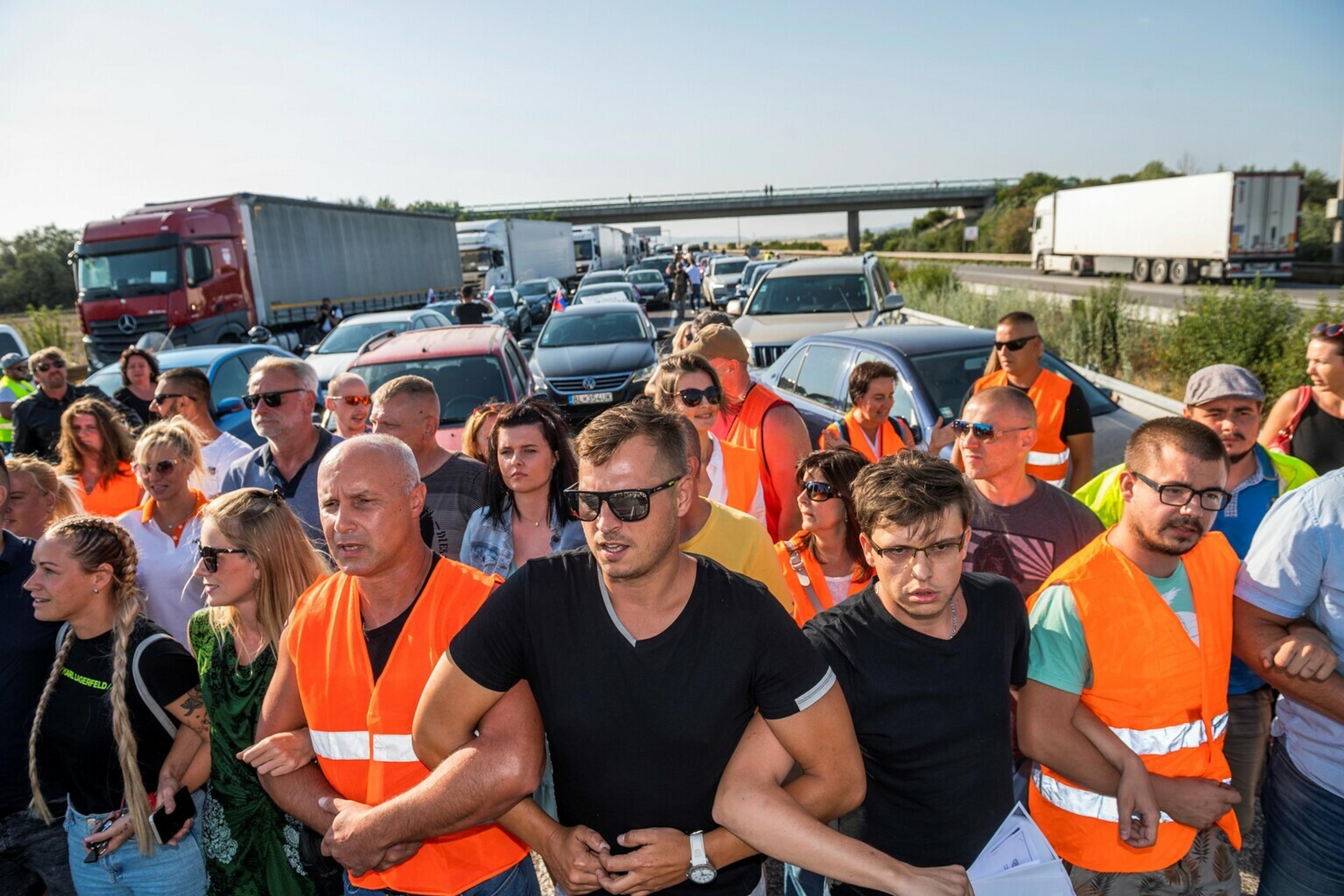 Na snímke pendleri blokujú diaľničný hraničný priechod Čunovo-Rajka.