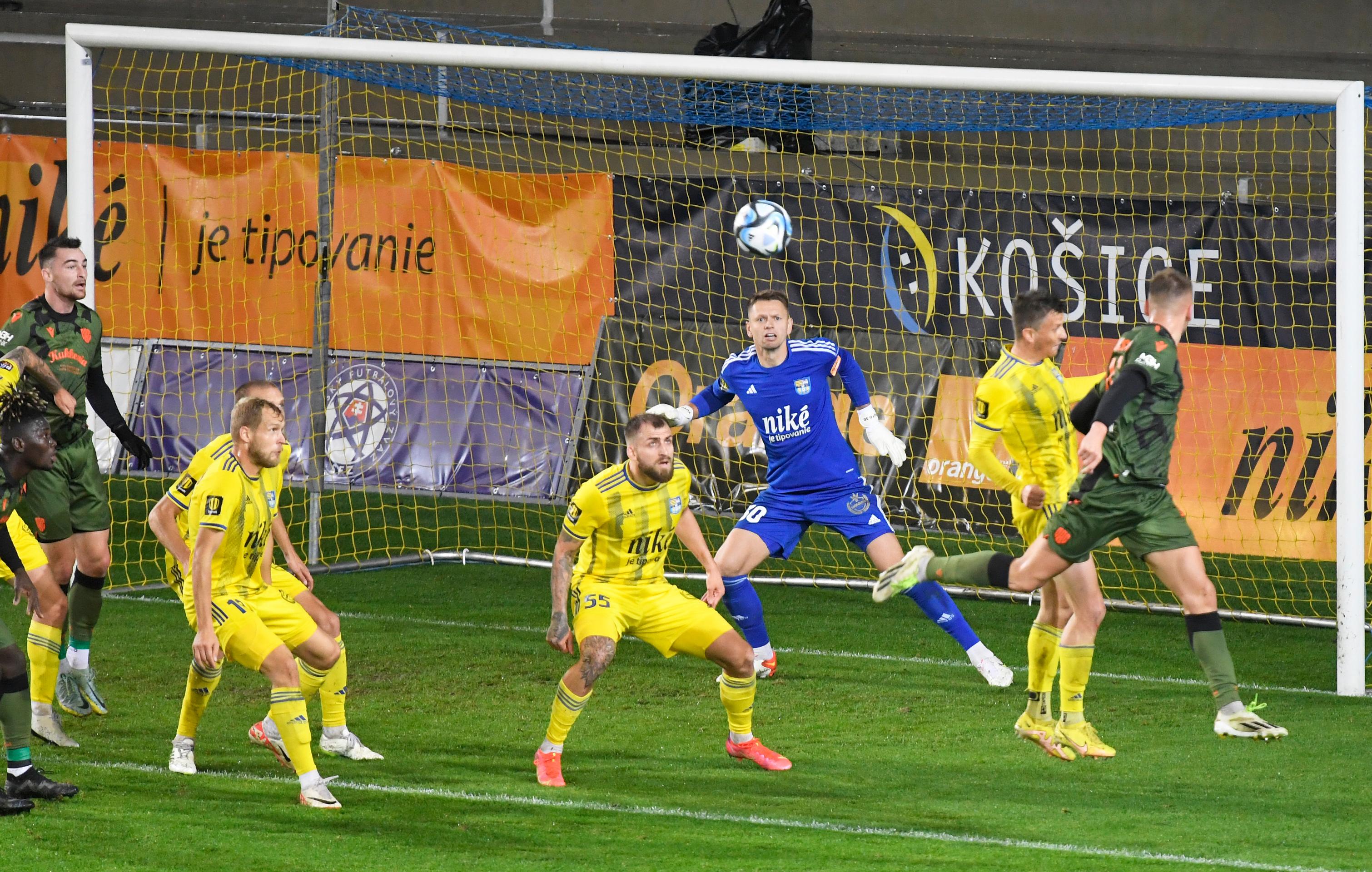 Na snímke situácia pred bránou Košíc, v modrom brankár Matúš Putnocký (Košice).