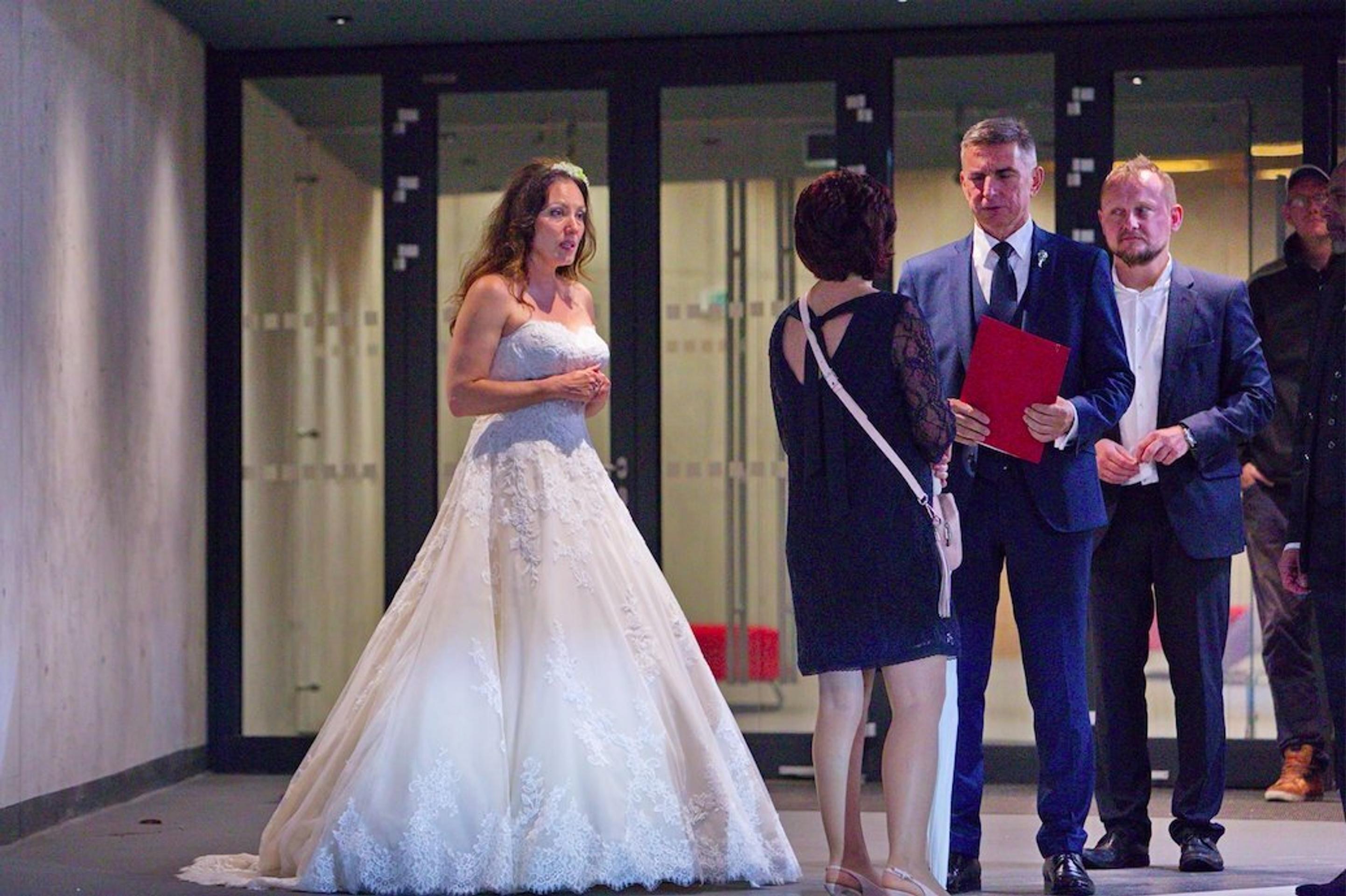 Roky svadbu odkladala, teraz je z nej pani. Katarína Hasprová v svadobných šatách