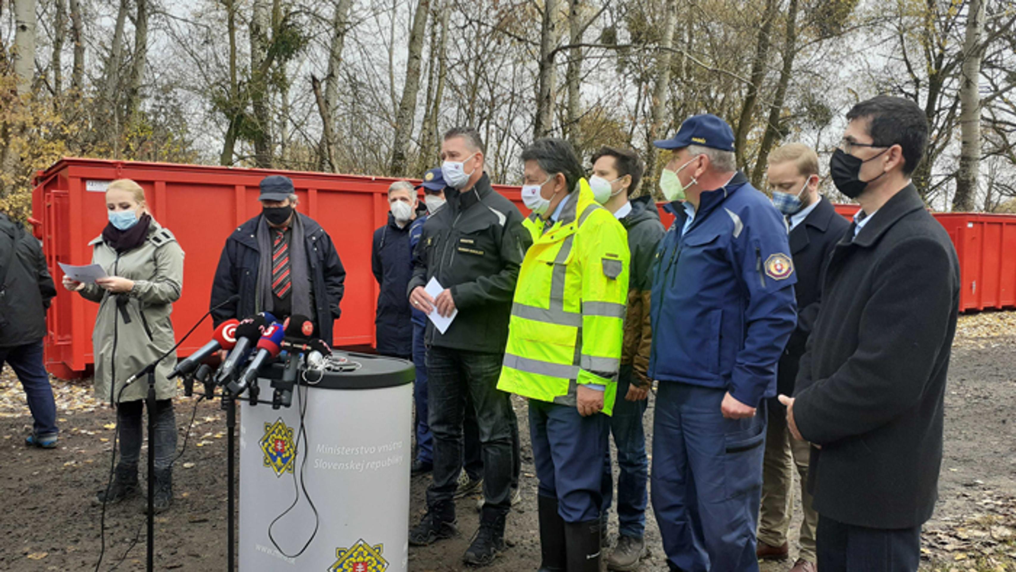 Ministri Roman Mikulec a Ján Budaj počas likvidácia environmentálnej záťaže v Chemko Strážske.