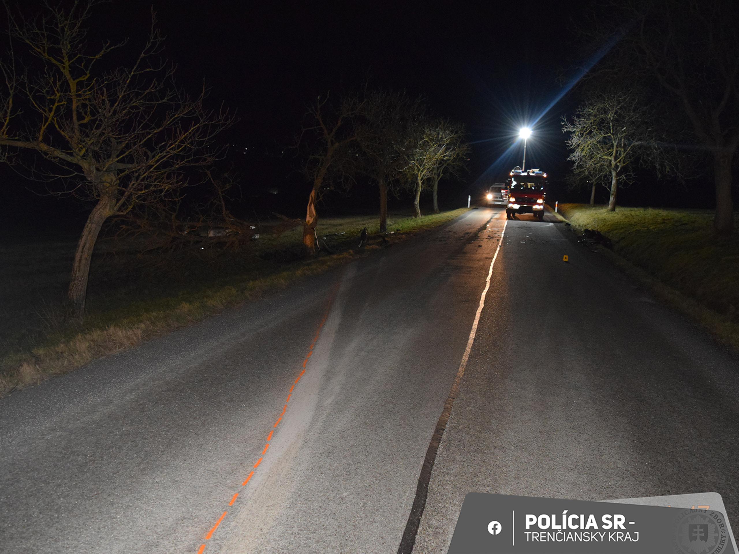 Rýchla jazda sa skončila nárazom do stromu.