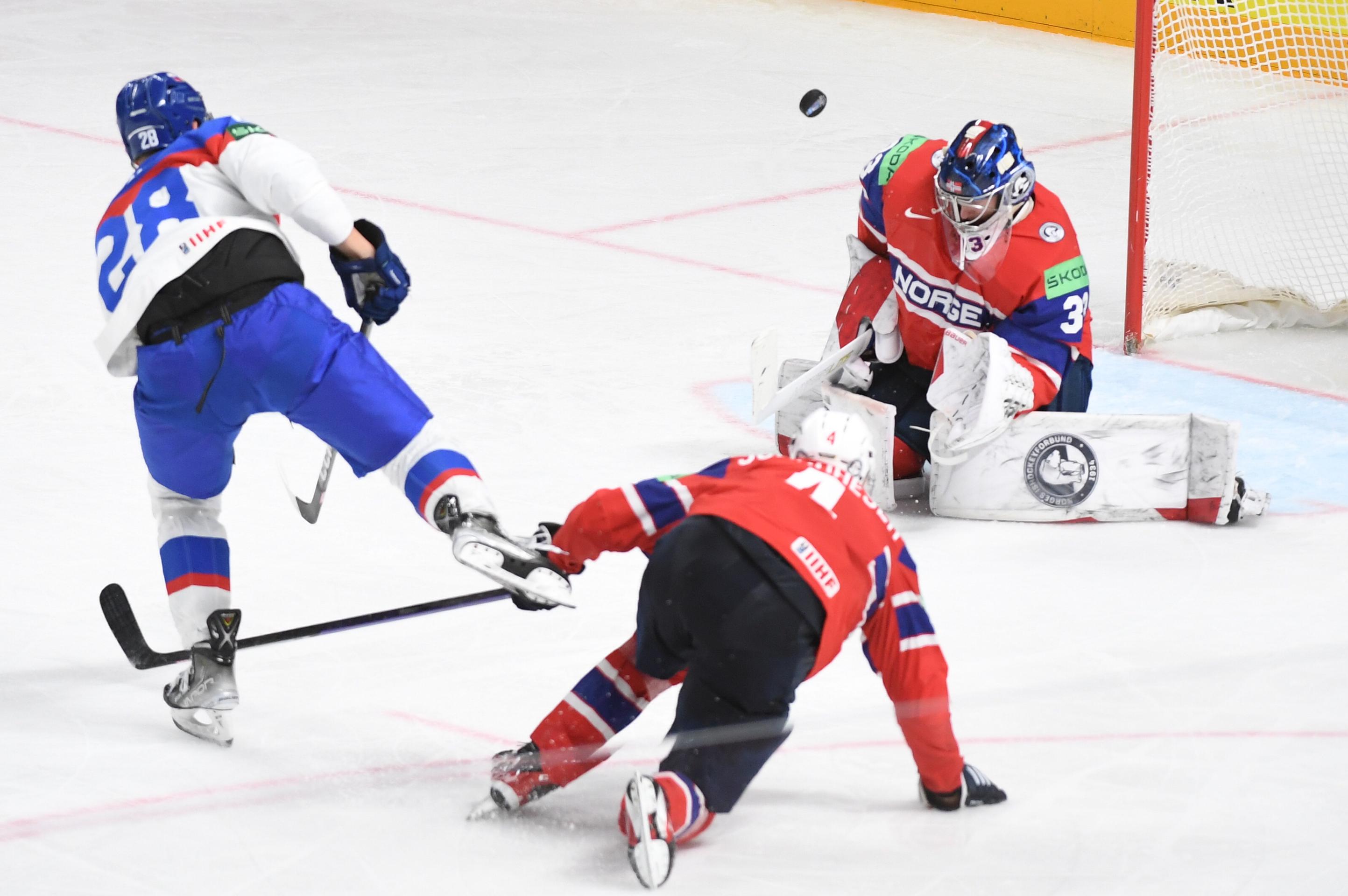 Zľava Richard Pánik (Slovensko) a brankár Henrik Haukeland (Nórsko) v zápase na MS 2023.