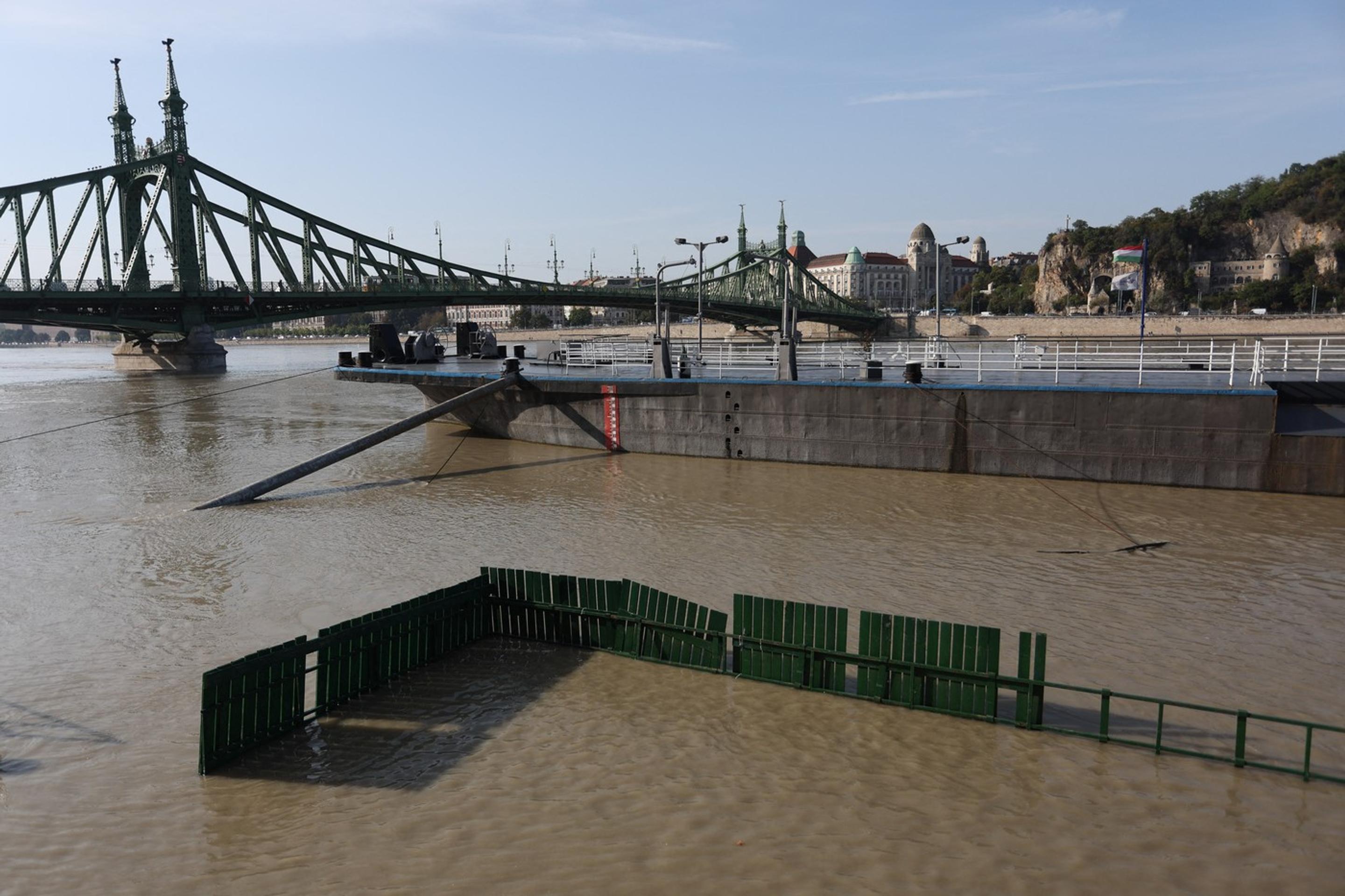 Rozvodnený Dunaj v Budapešti.