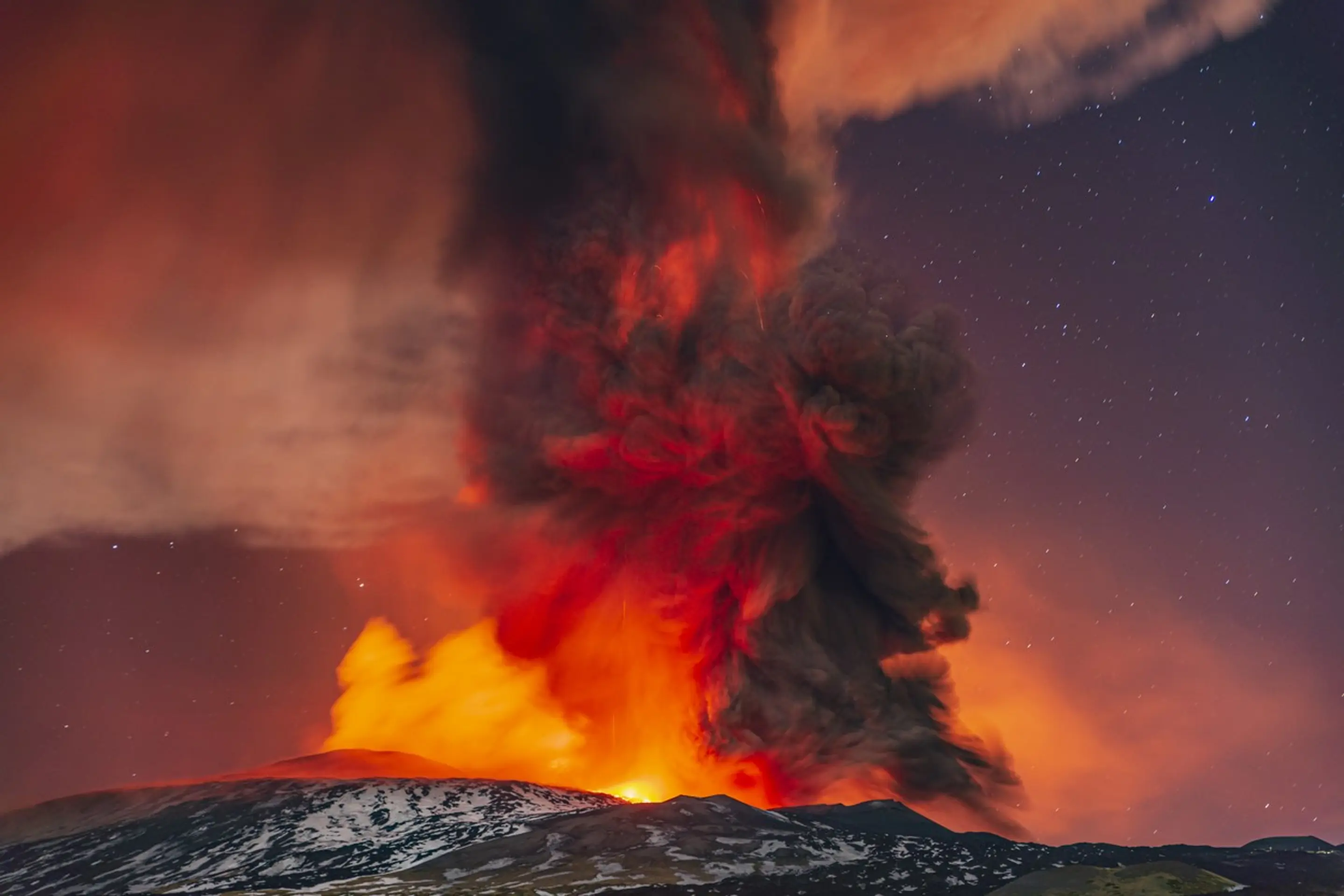 Sopka Etna na Sicílii opäť chŕli lávu.