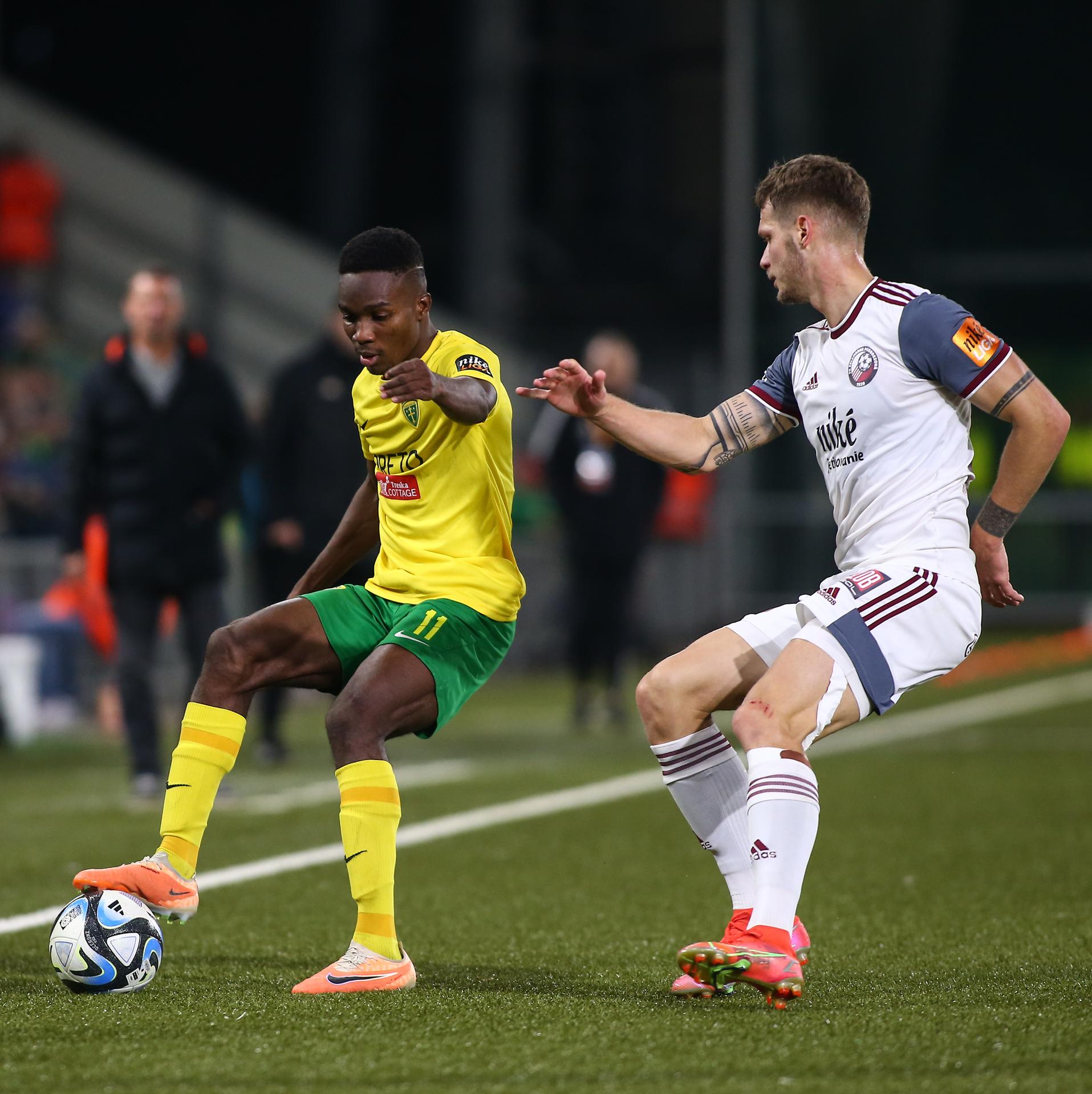 Na snímke zľava v súboji o loptu Samuel Gidi (Žilina) a René Paraj (Podbrezová).