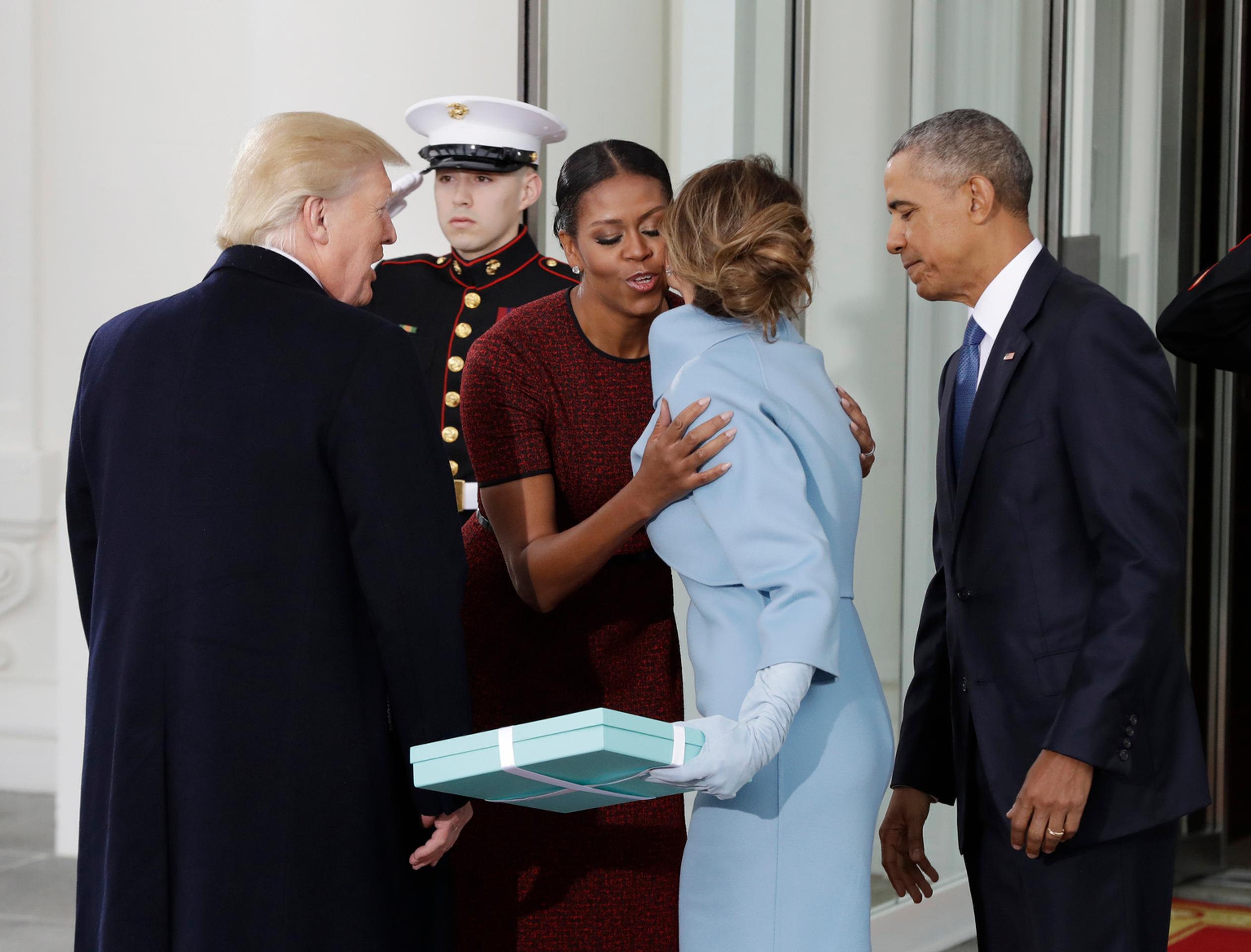 Barack Obama s manželkou Michelle a  Donald Trump  so svojou manželkou Melaniou pred Bielym domom.