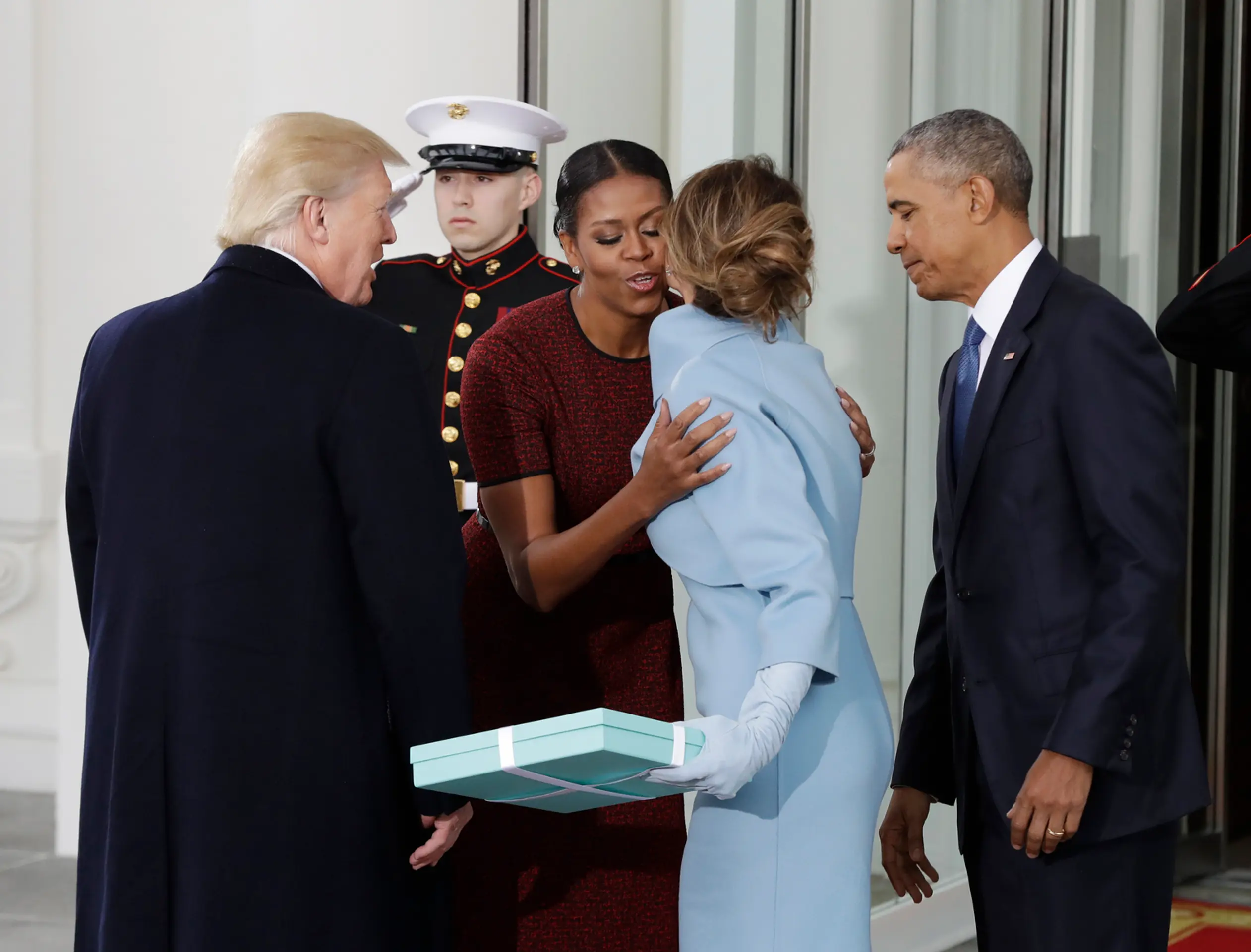 Barack Obama s manželkou Michelle a  Donald Trump  so svojou manželkou Melaniou pred Bielym domom.