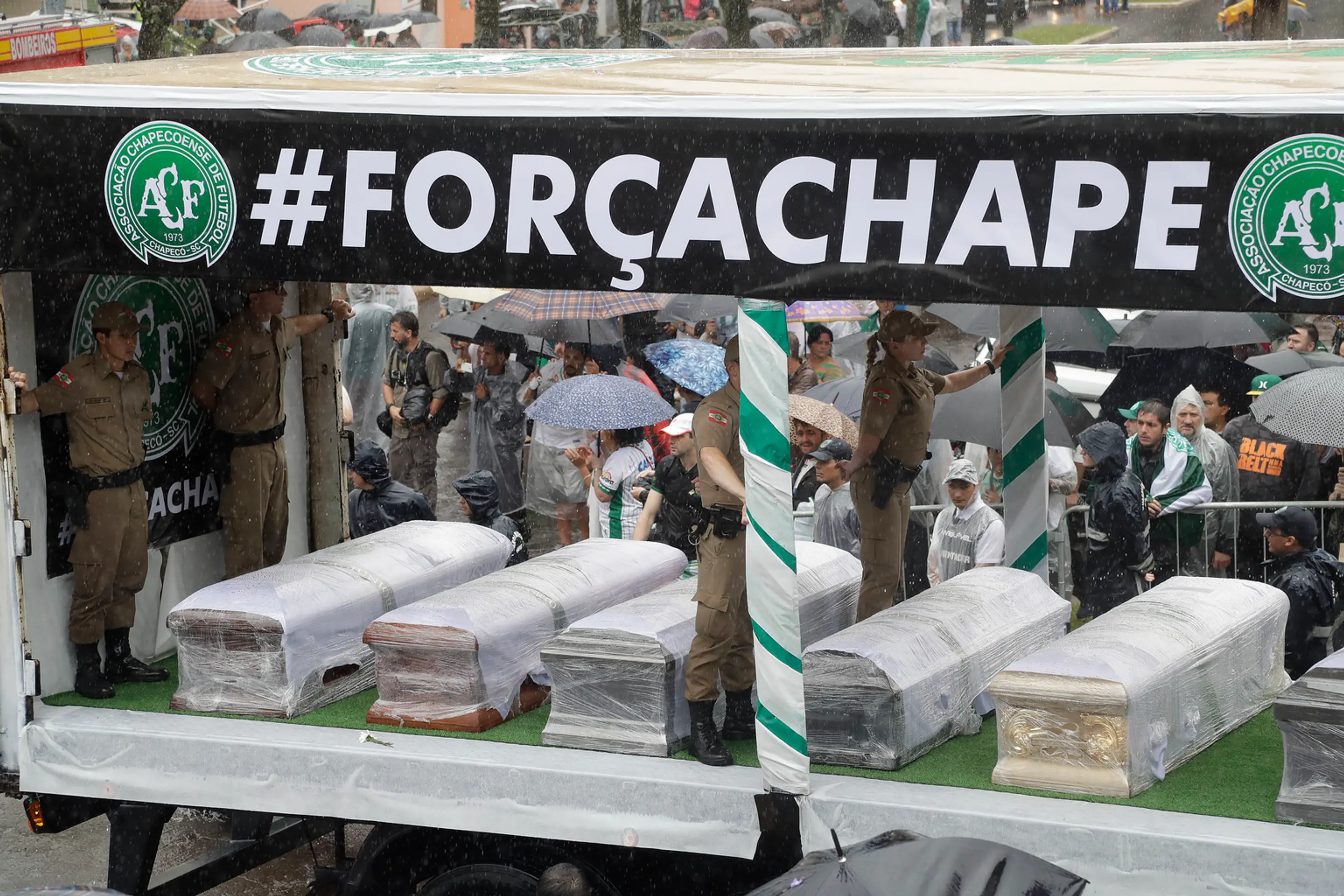Rakvy s pozostatkami hráčov Chapecoense.