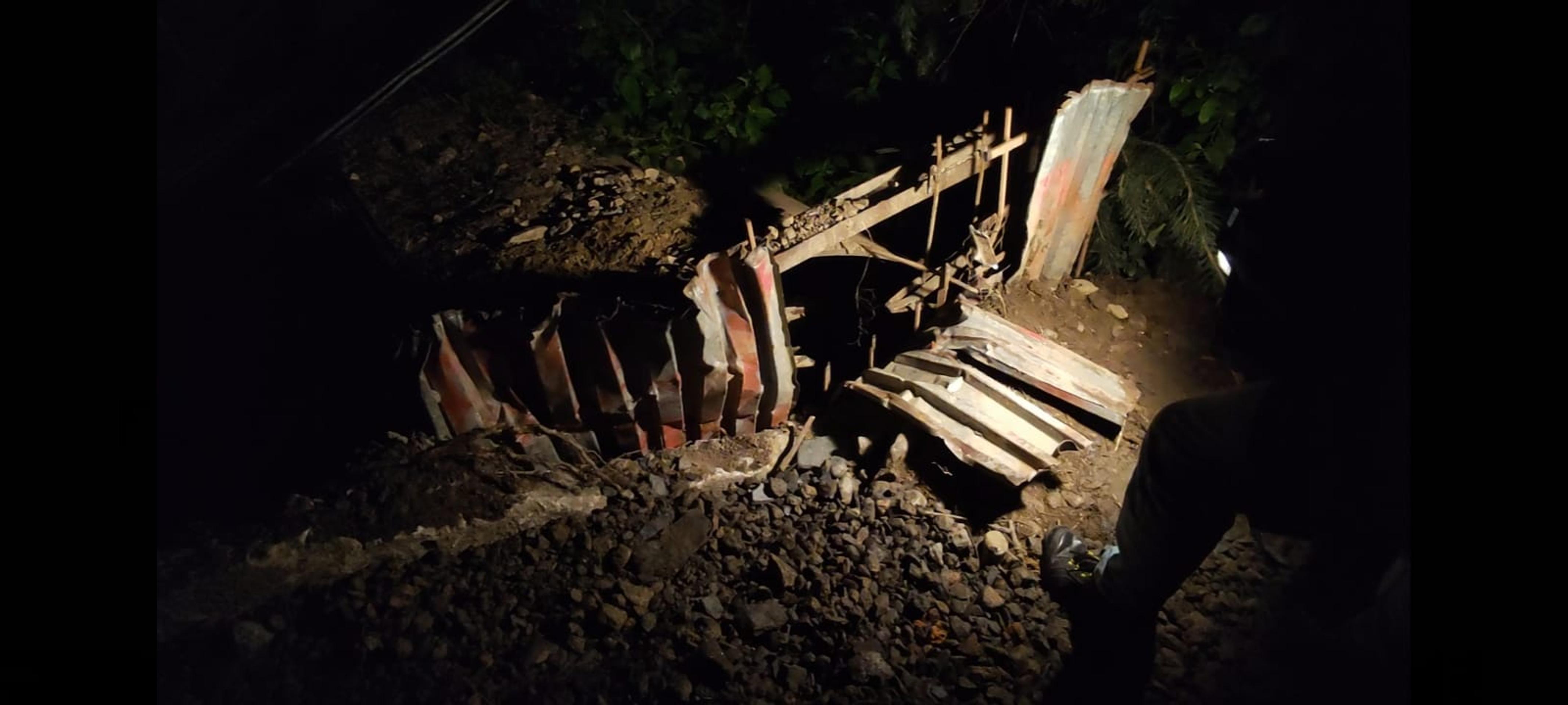 Vyslobodzovanie zasypaných ľudí z bane Bankov.