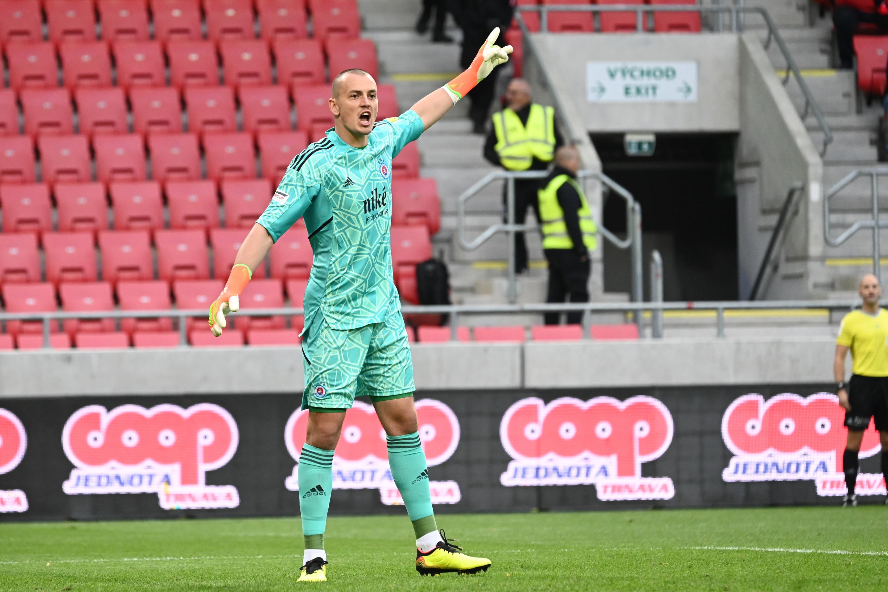 Brankár Slovana Adrián Chovan počas zápasu 11. kola Fortuna ligy proti Trnave.