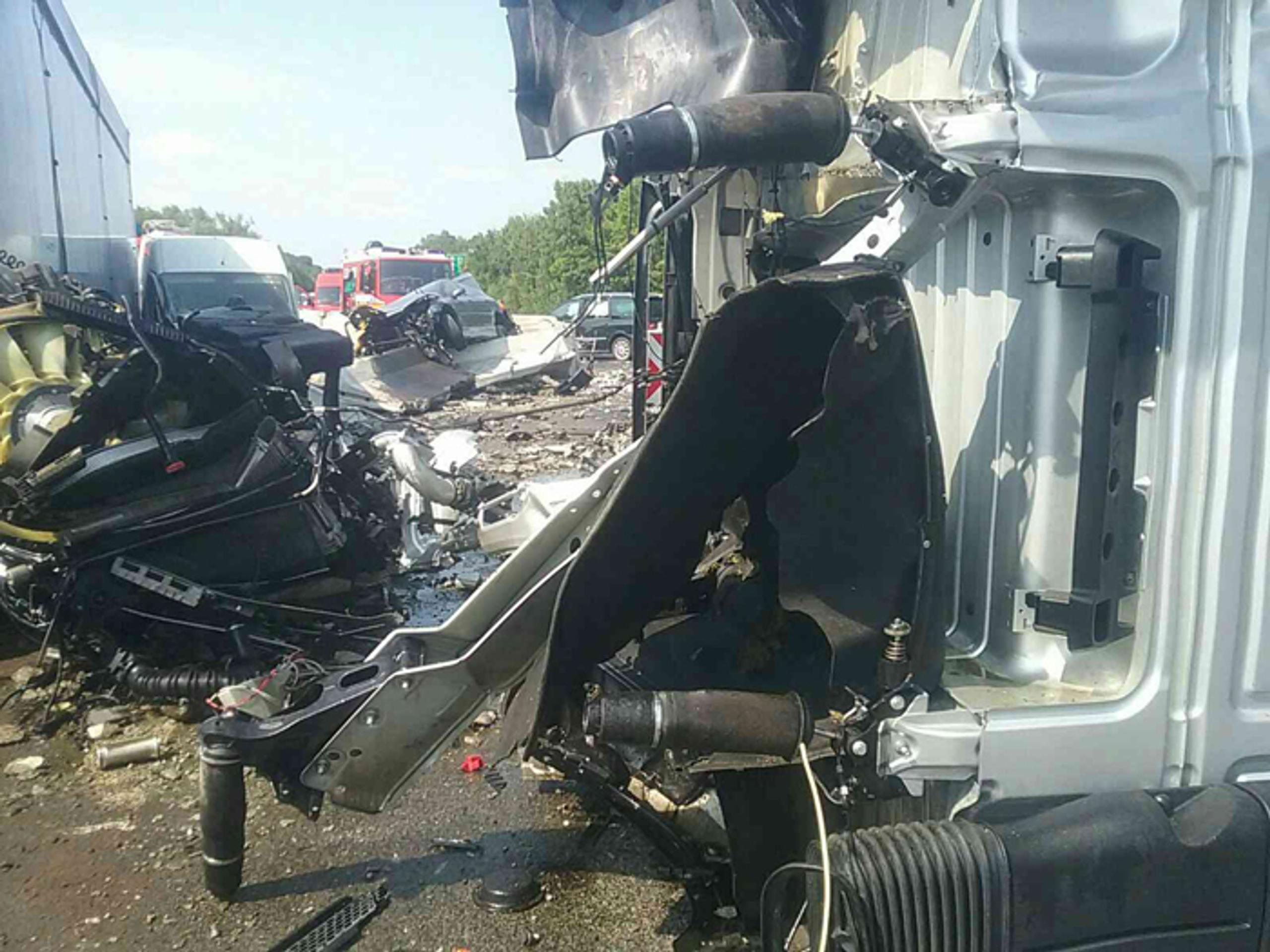 Nehoda kamiónu, dodávky a osobného auta na D1 pri Červeníku.