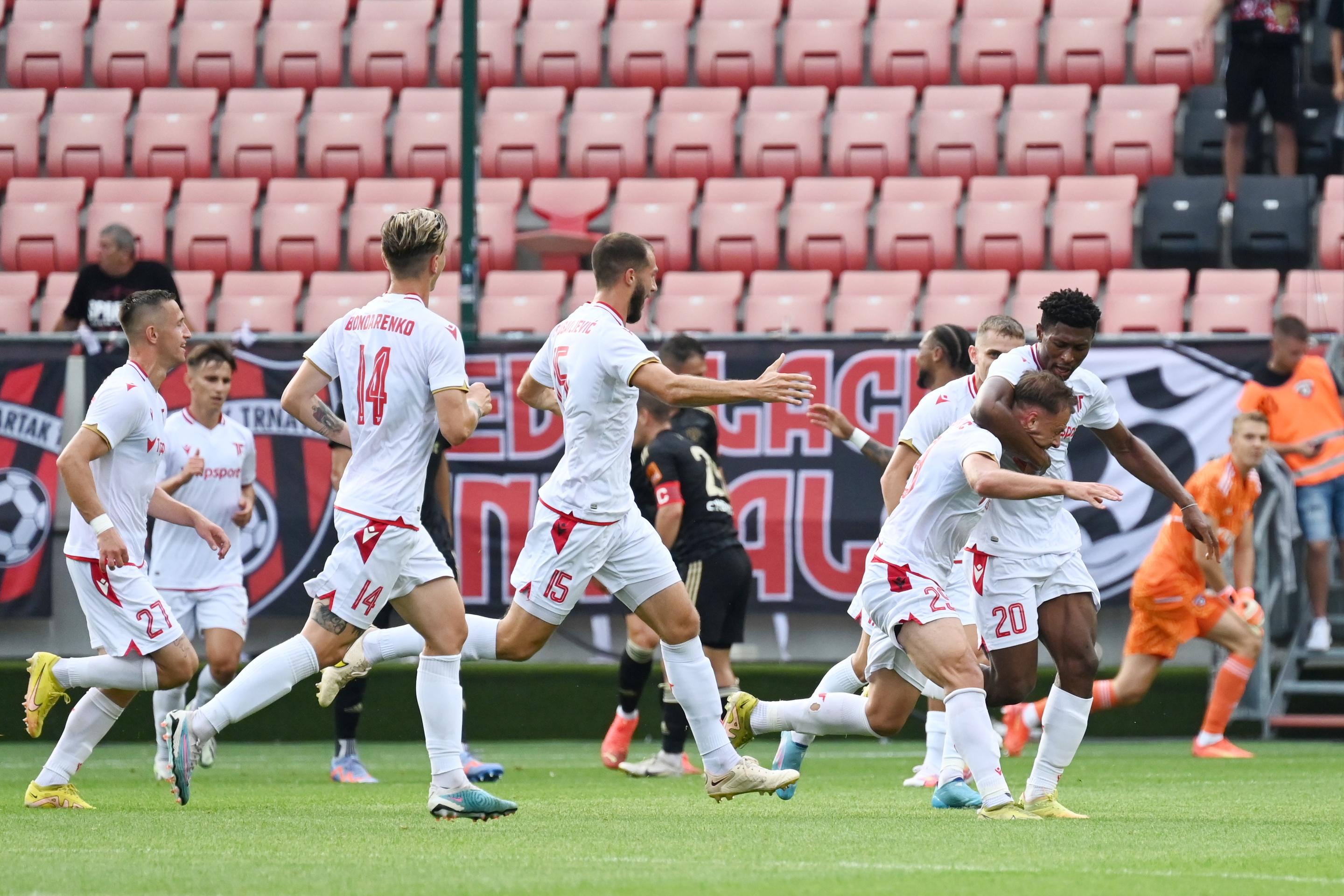 Futbalisti Trenčína sa tešia po strelení gólu.