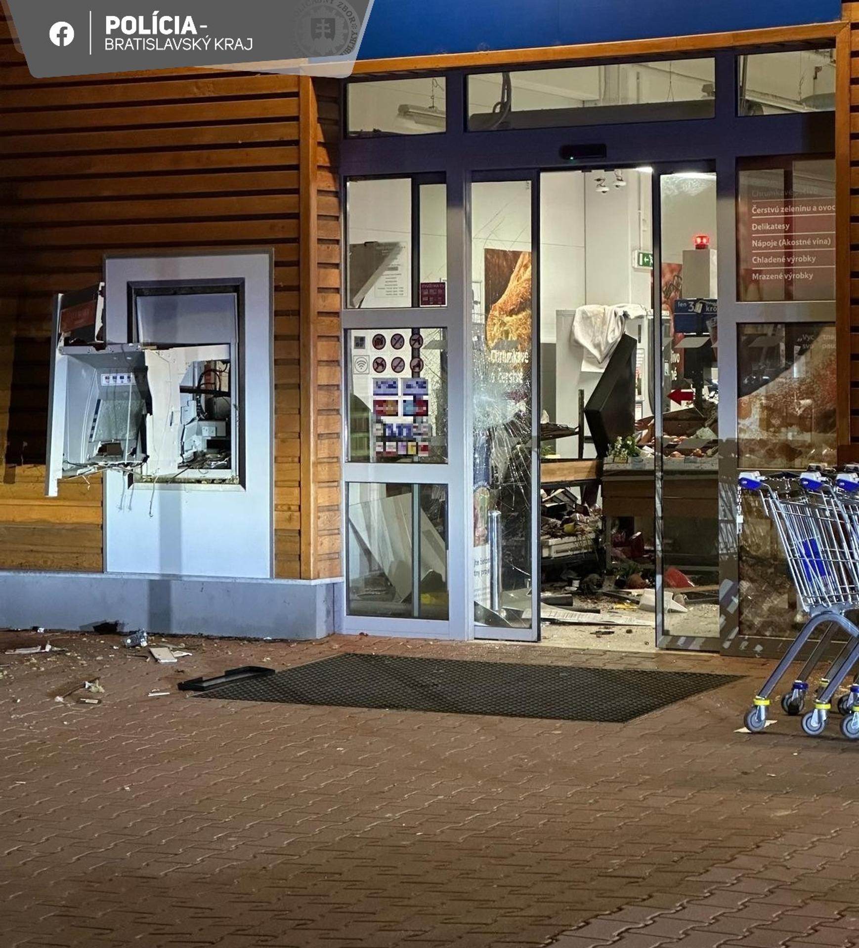 Zničený bankomat v Rohožníku po výbuchu.