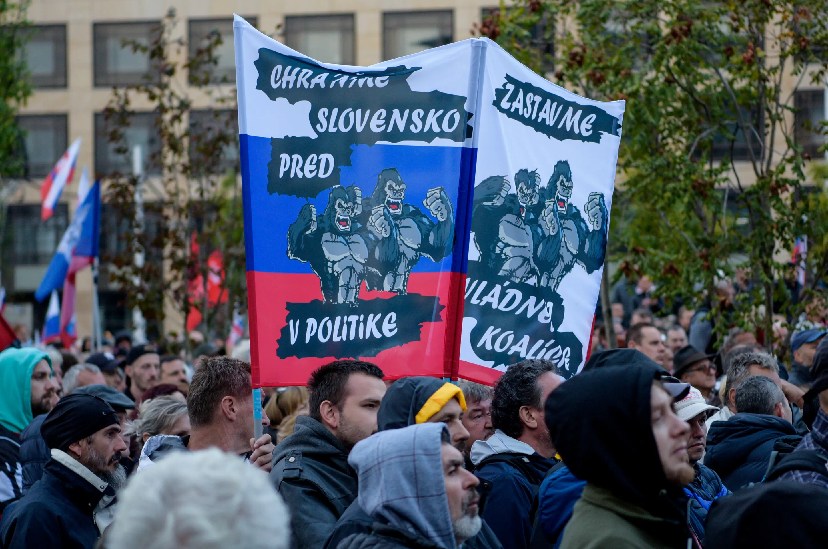 Účastníci protivládneho stretnutia občanov SR na Hodžovom námestí 20. septembra 2022 v Bratislave.