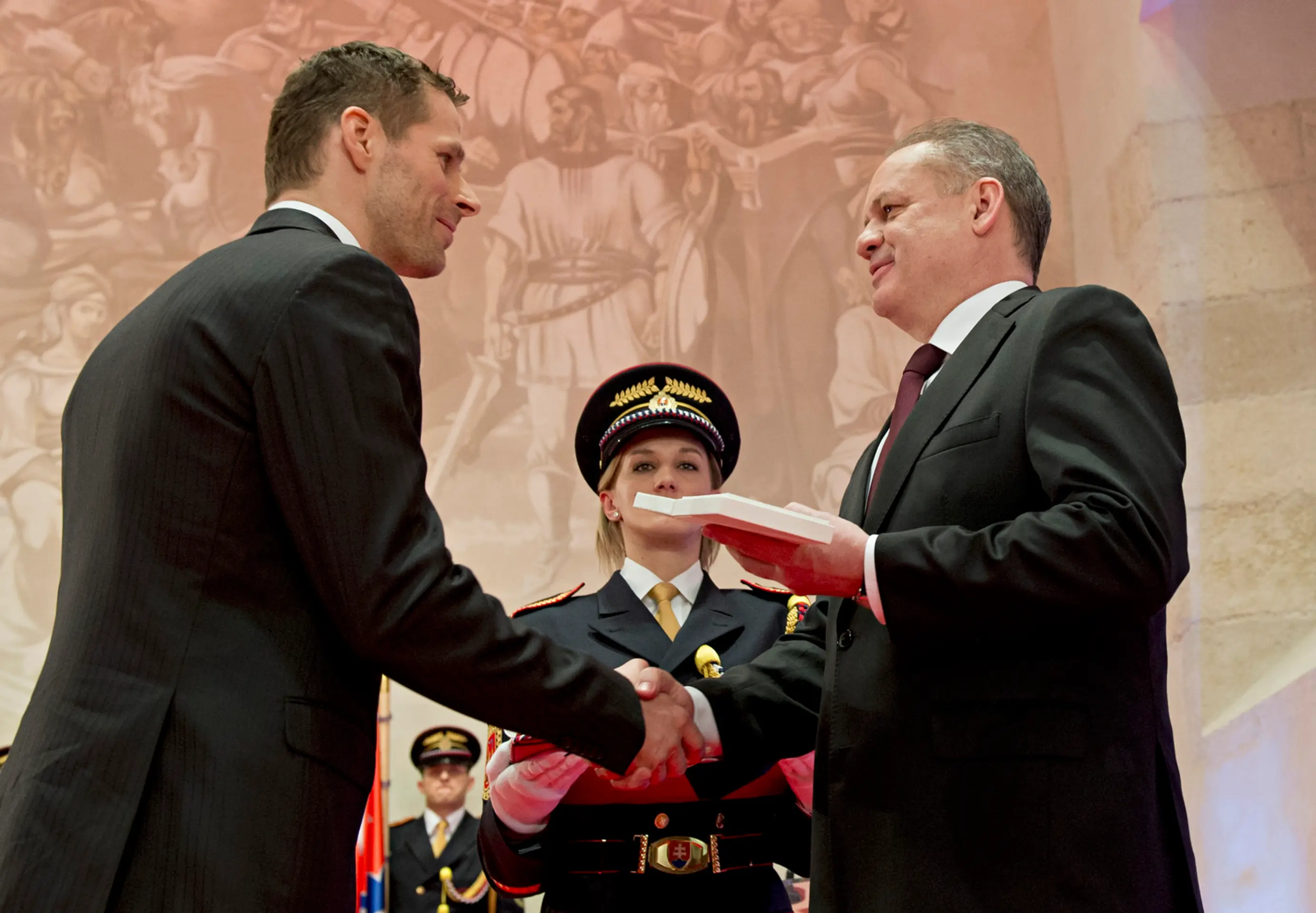 Michal Handzuš preberá Medailu prezidenta SR z rúk Andreja Kisku.