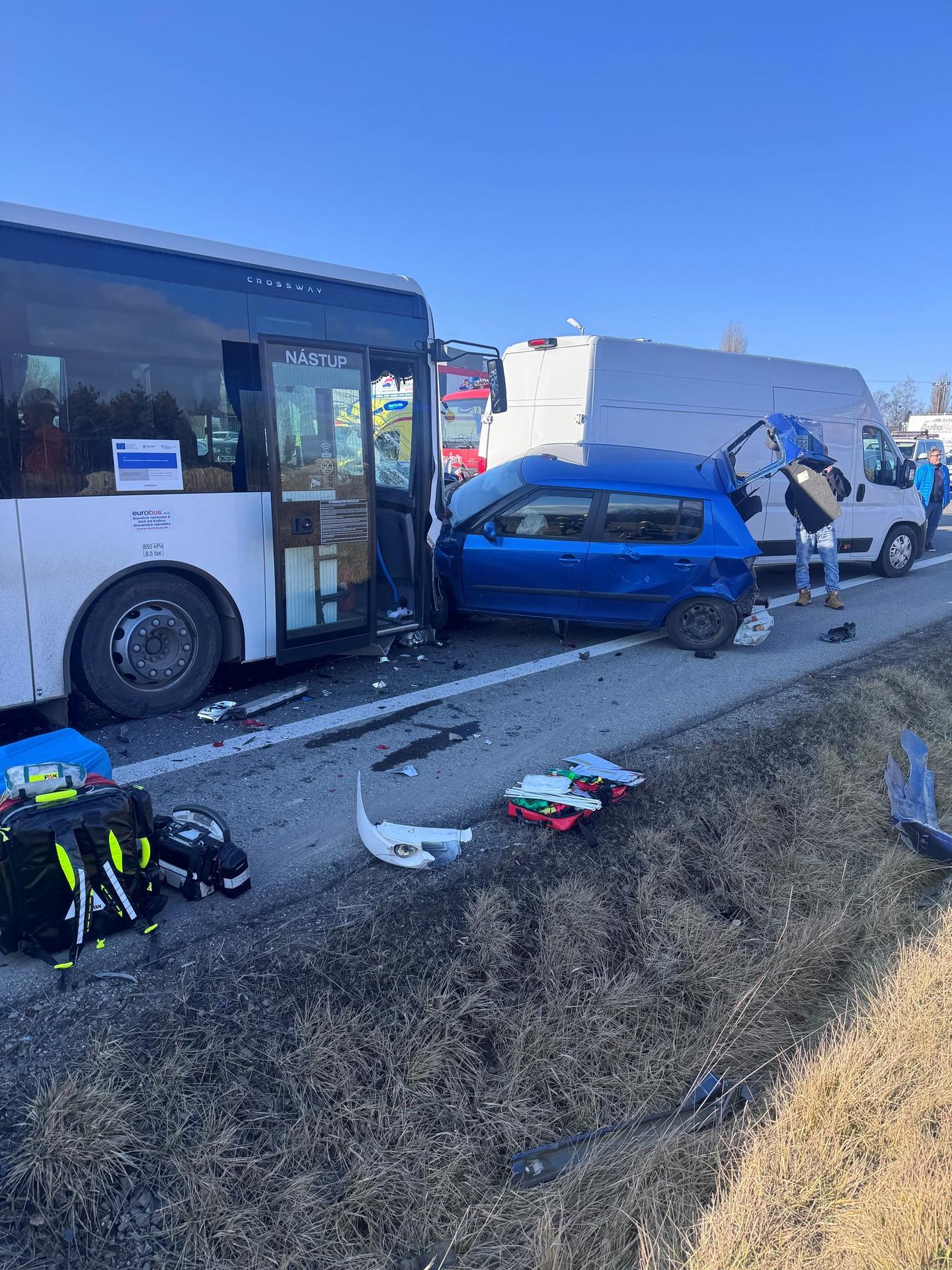 Nehoda viacerých áut s autobusom.