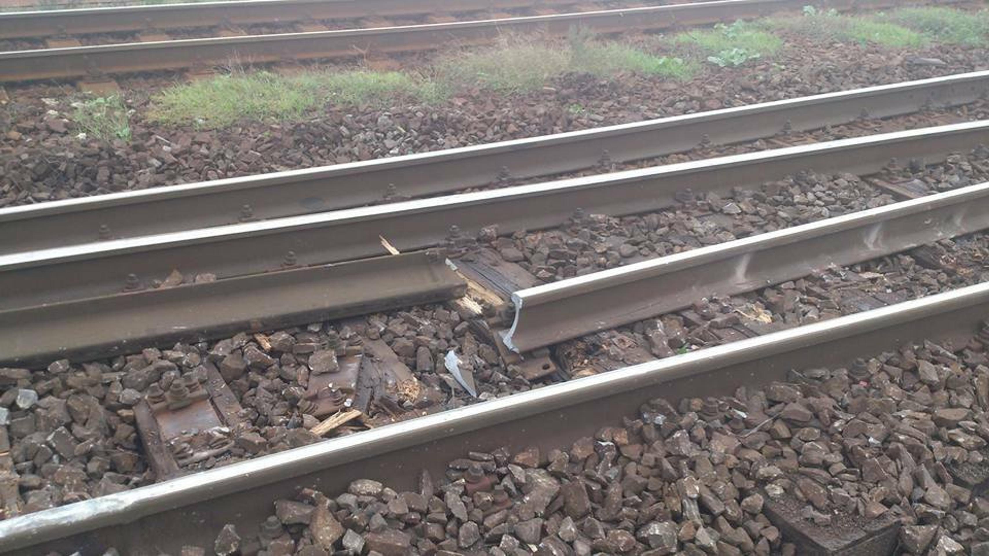 Vykoľajený vlak v Devínskej Novej Vsi.