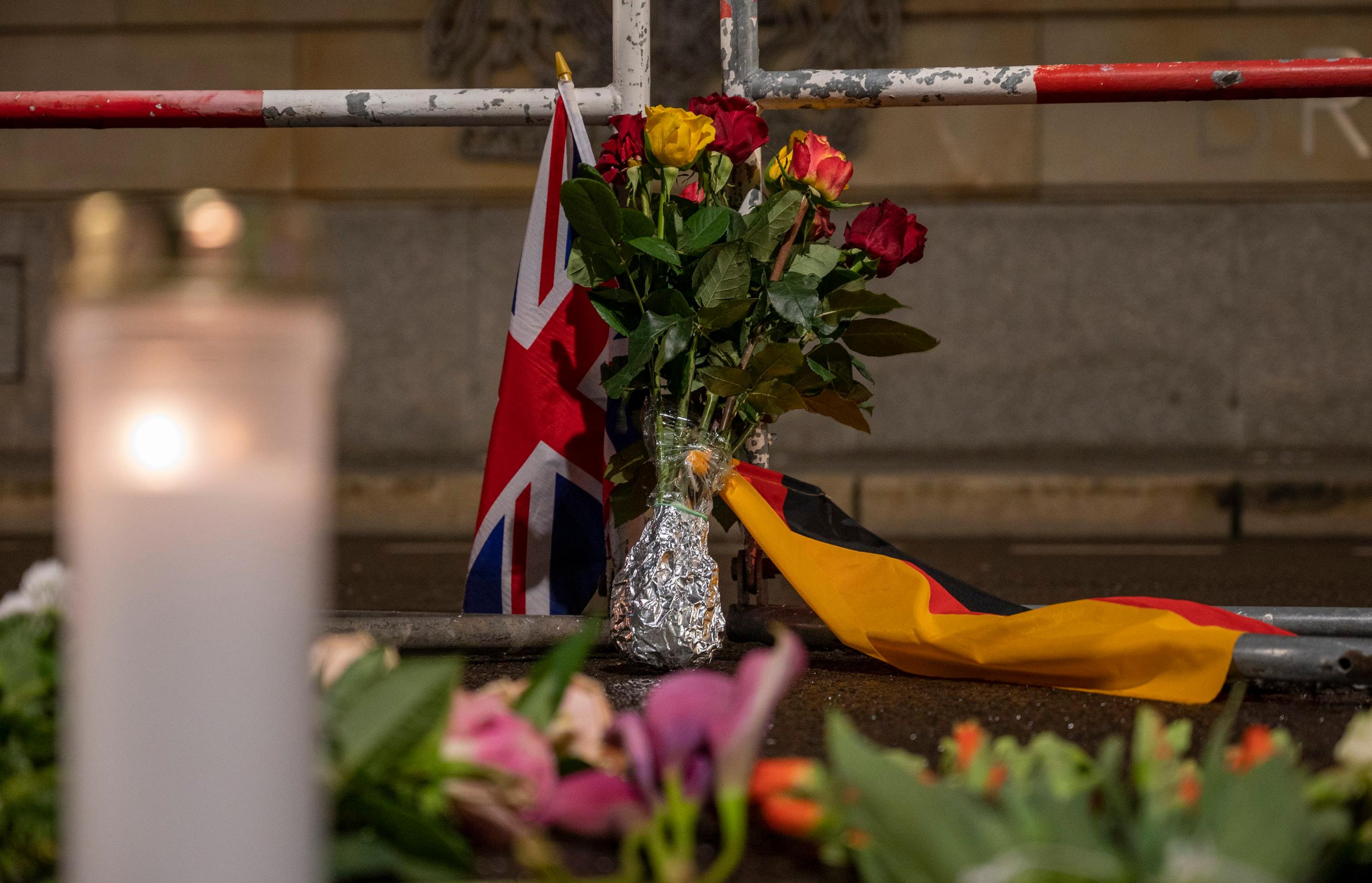 Pred britskou ambasádou v Berlíne.