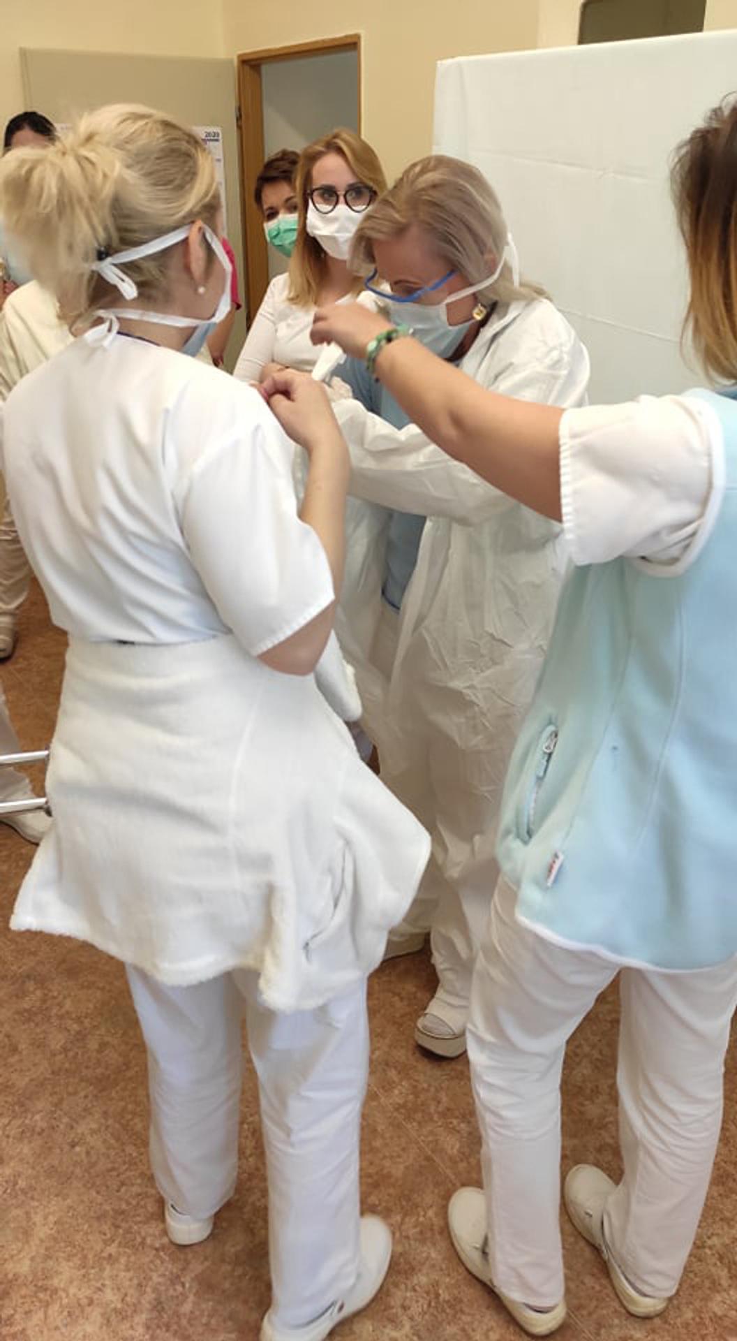 Nácvik prijatia pacientky na gynekológii v levickej nemocnici.