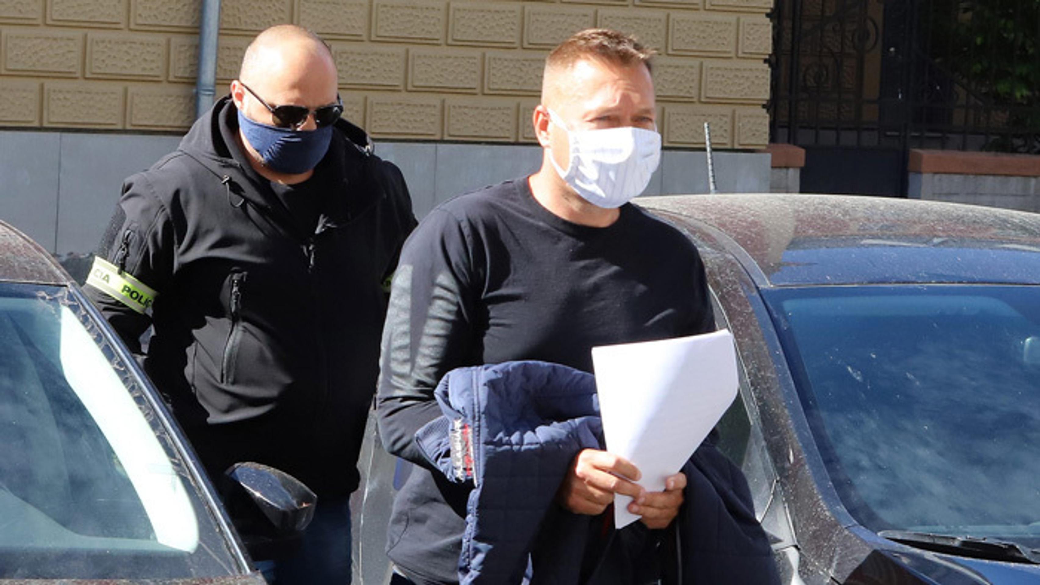 Novorodenci ležia v posteli, deň po ich záchrane z pôrodnice po útoku ozbrojencov.