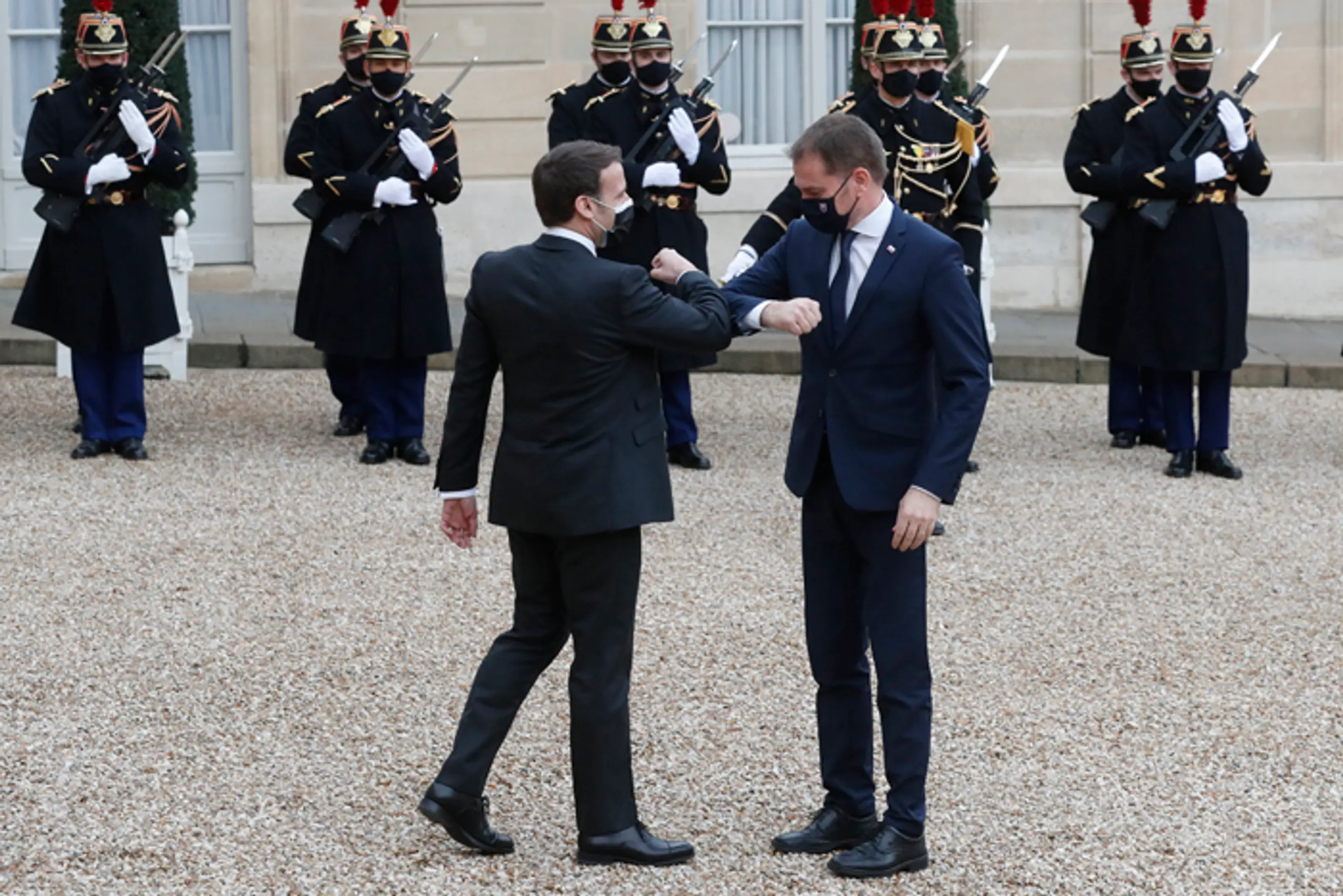 V odraze obrazovky predseda vlády Igor Matovič.