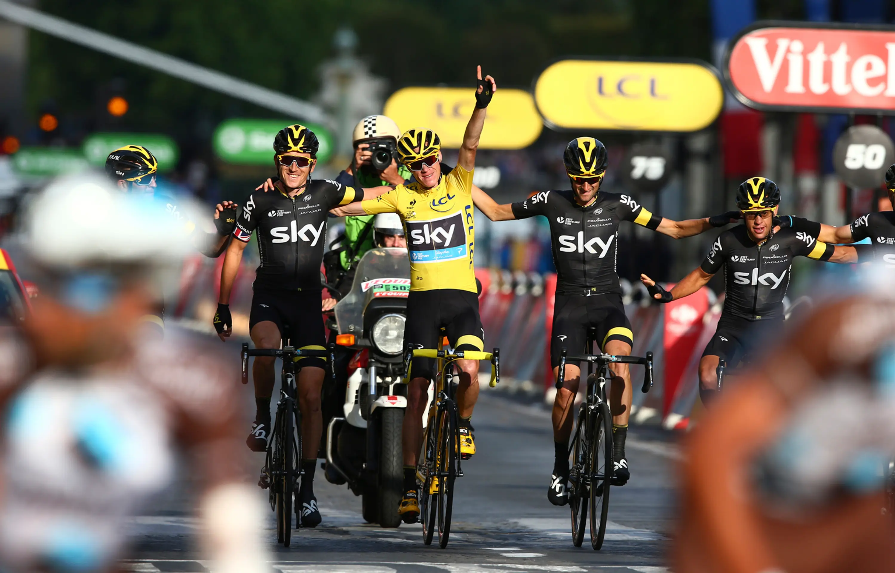 Víťazný dojazd tímu Sky s celkovým víťazom Tour de France 2015 Chrisom Froomeom.