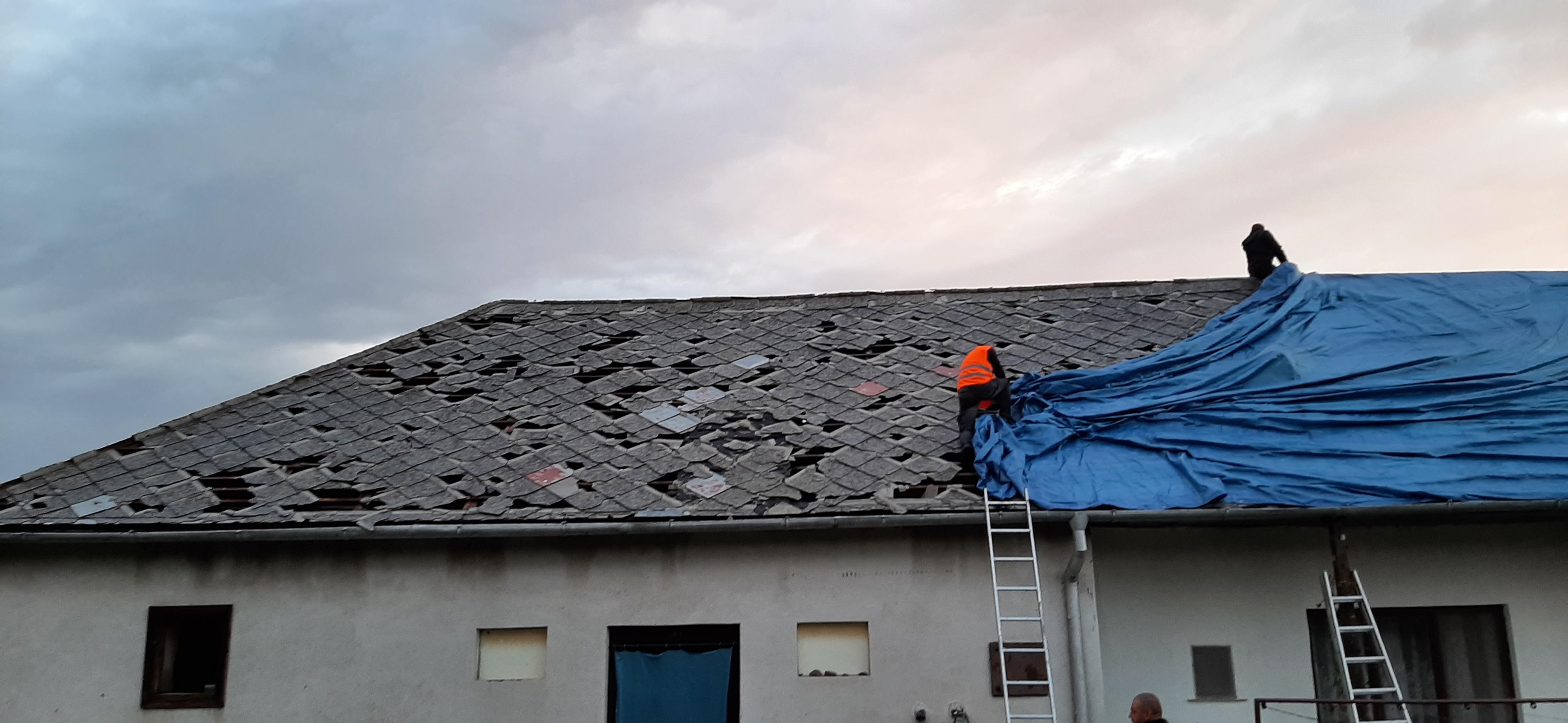 Poškodená strecha domu v Závadke.