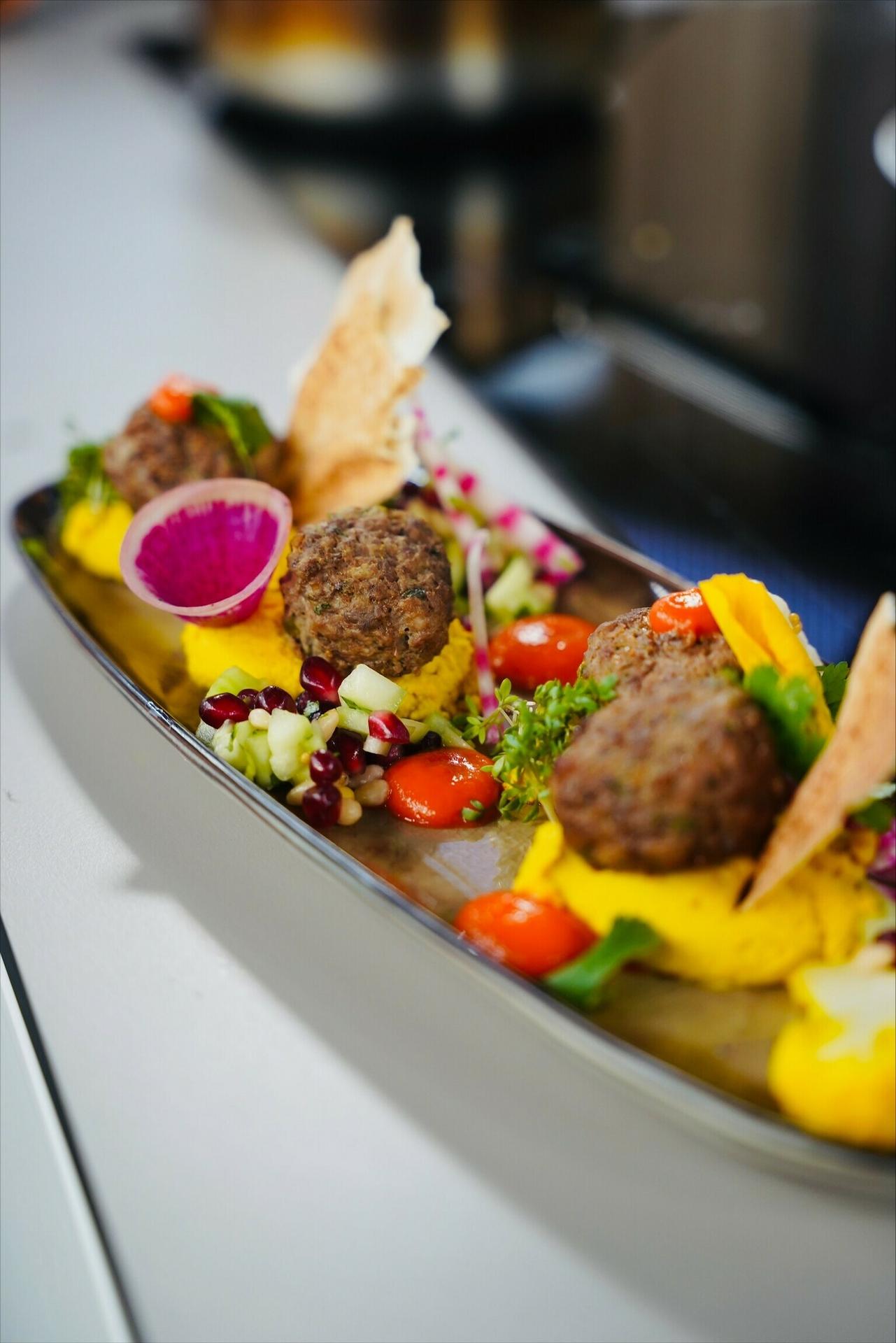 Uhorkovo oriešková salsa s teľacím mäsom