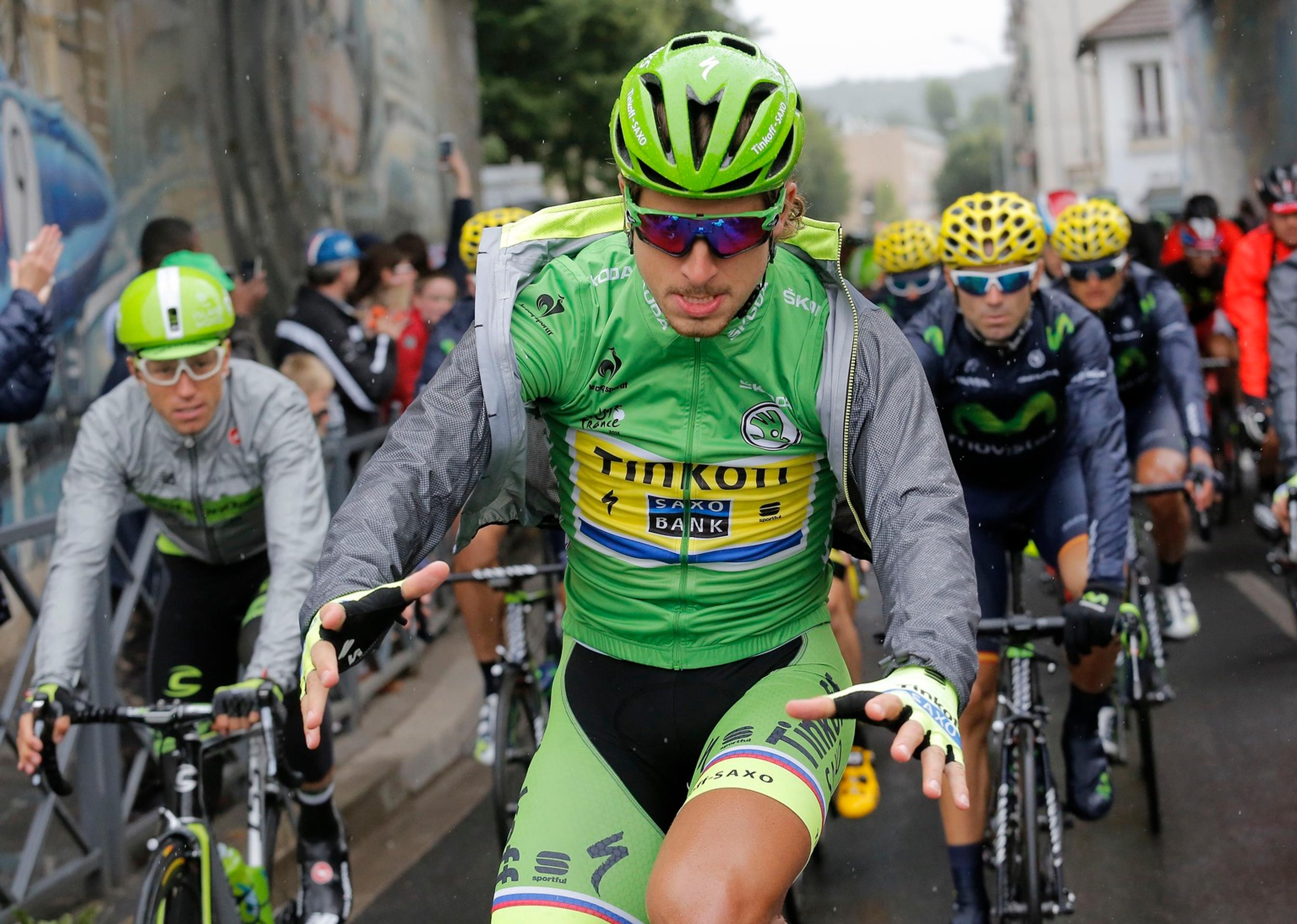 Peter Sagan si vyzlieka bundu počas záverečnej upršanej etapy Tour de France.