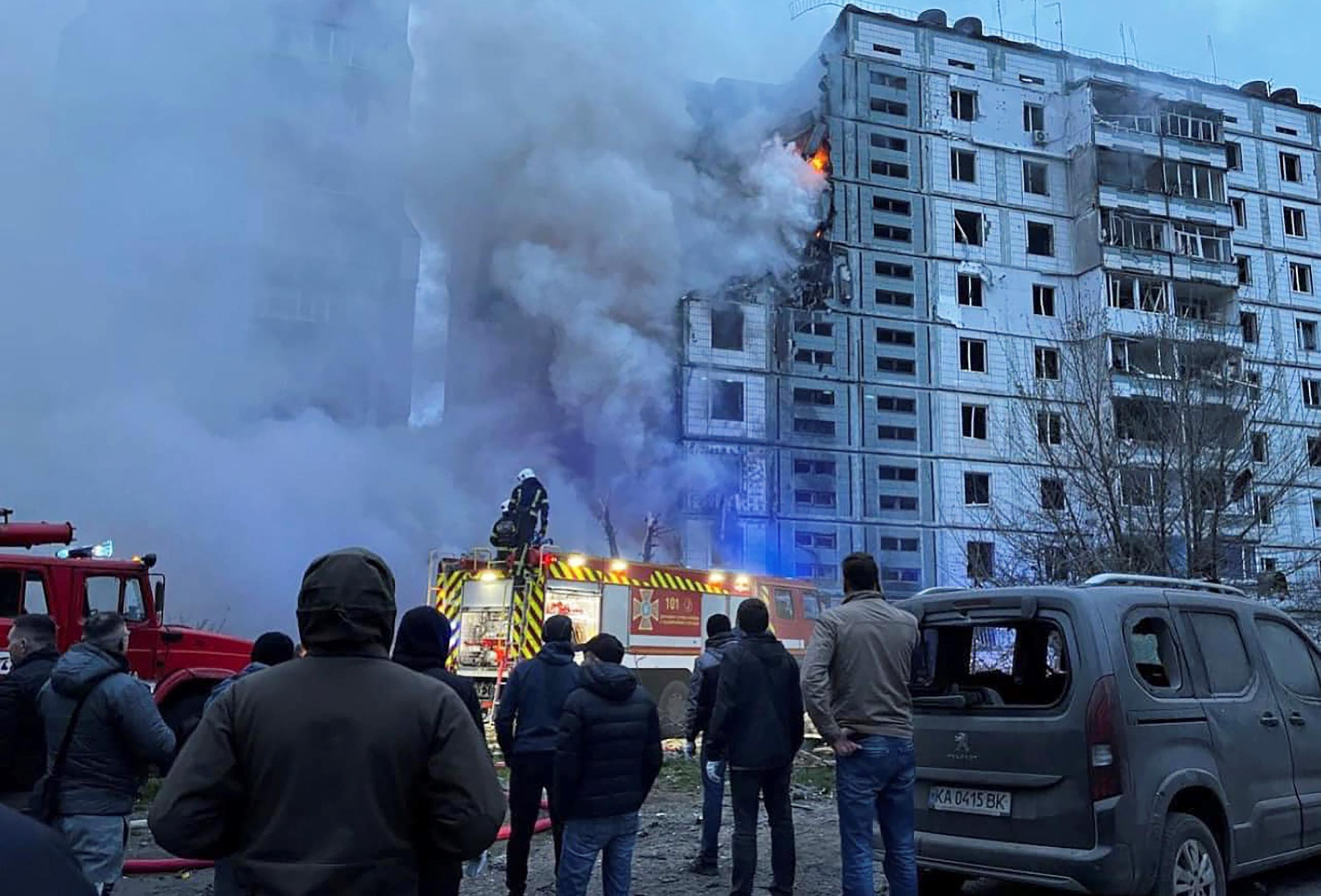Zničená bytovka po ruskom raketovom útoku v meste Umaň.
