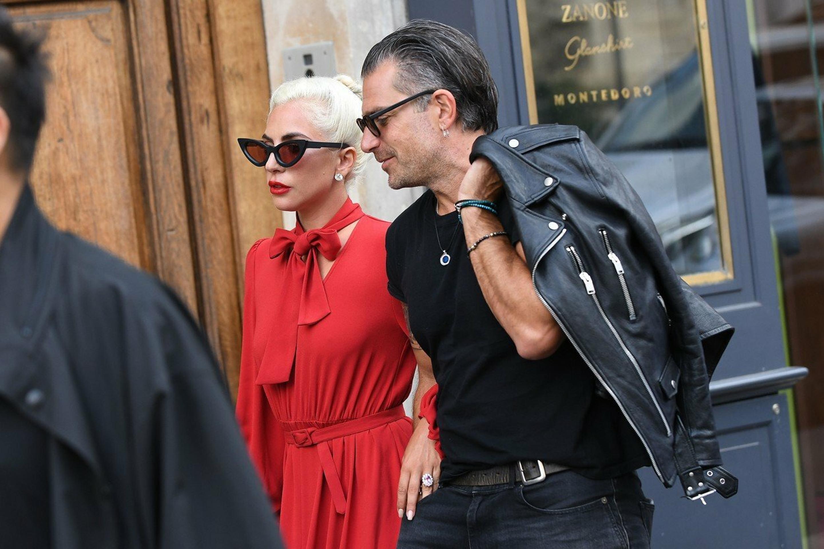 Lady Gaga s priateľom Christianom Carinom v Paríži