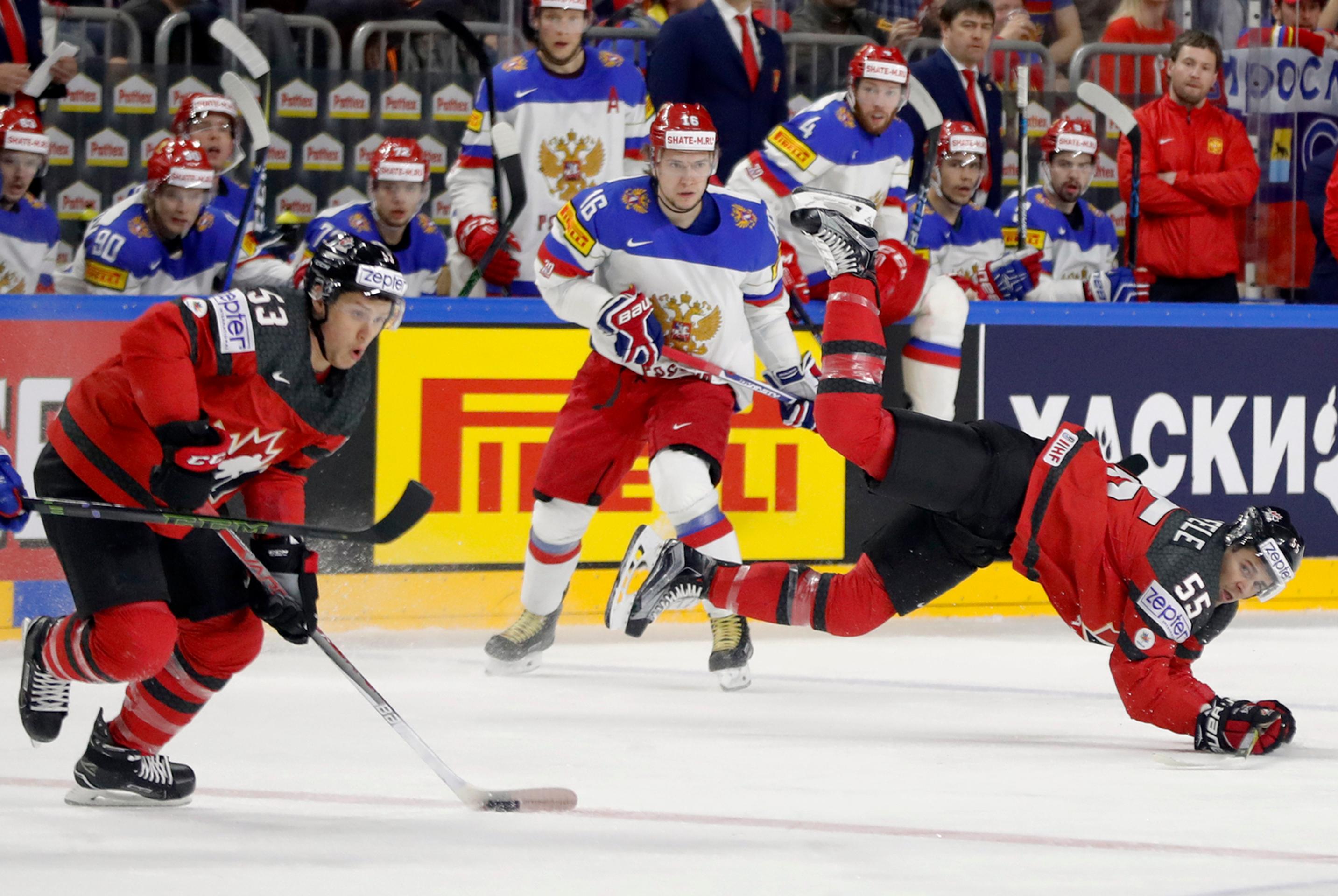 Kanaďan Mark Scheifele (vpravo) padá v semifinále MS 2017 proti Rusku, puk vedie jeho spoluhráč Jeff Skinner.
