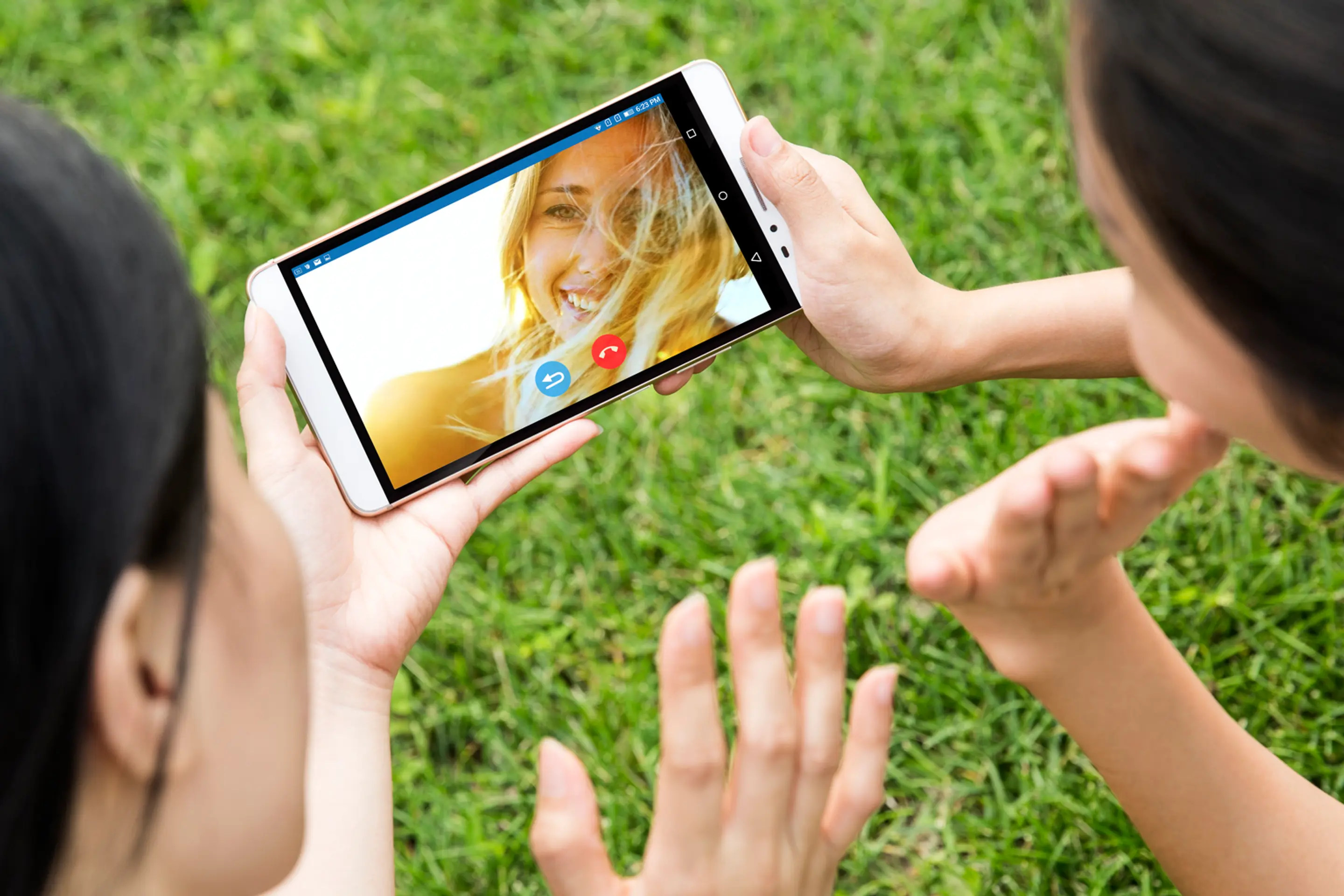 Phablet je totiž ovládateľný jednou rukou, dokonca vychádza v ústrety aj ľavákom.    