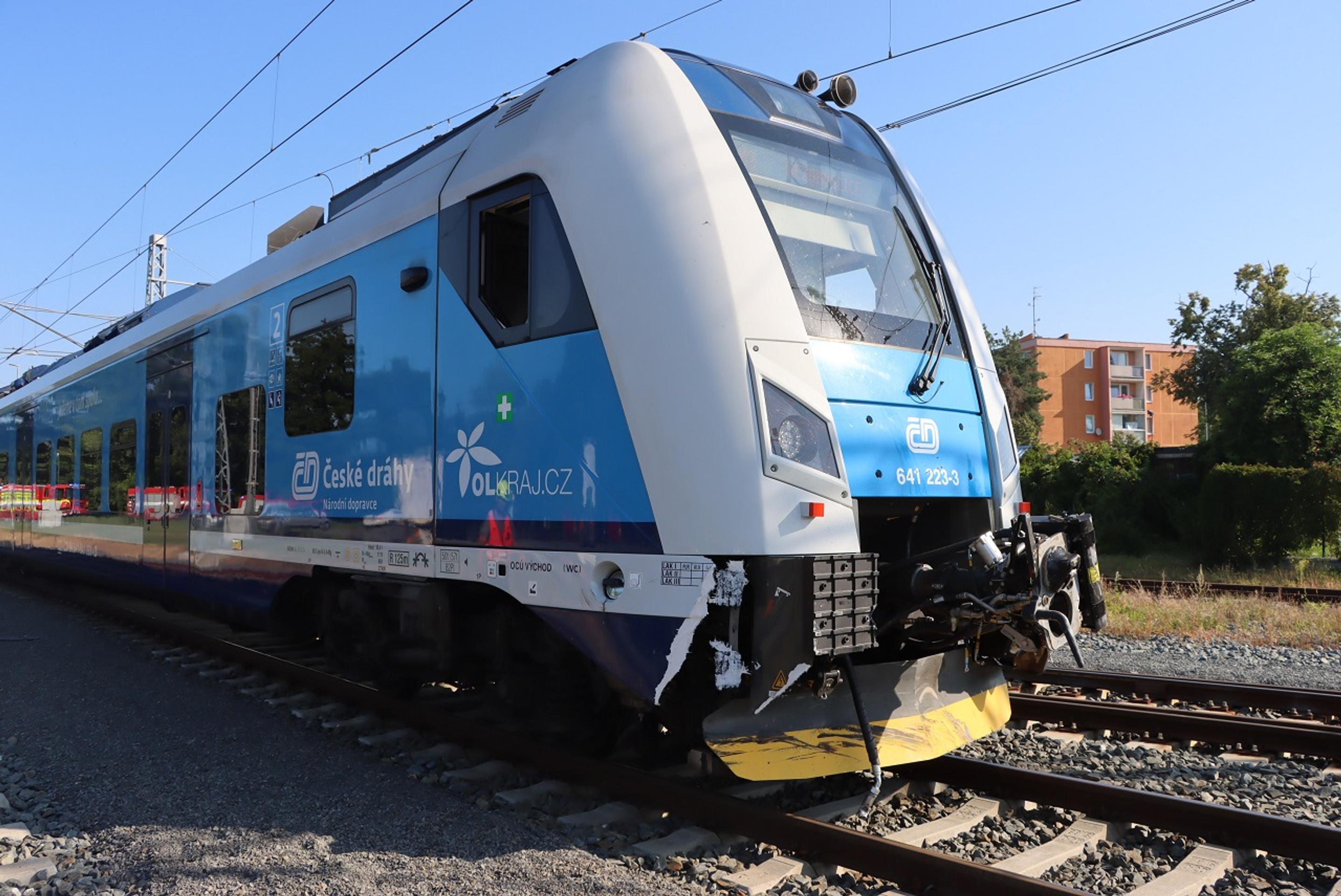 Vlak odstrelil unikajúce vozidlo z priecestia