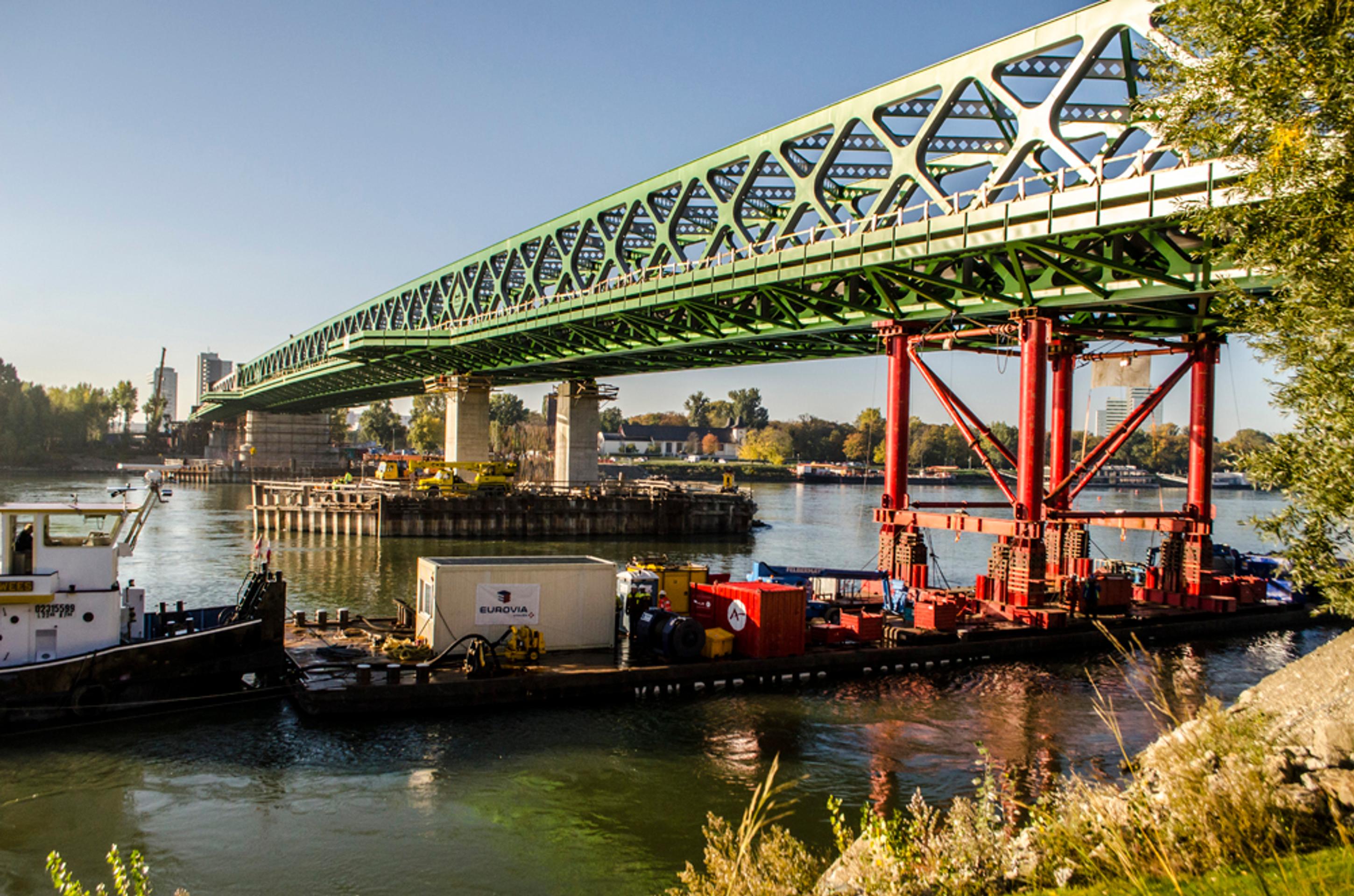 Starý most preklenul Dunaj.