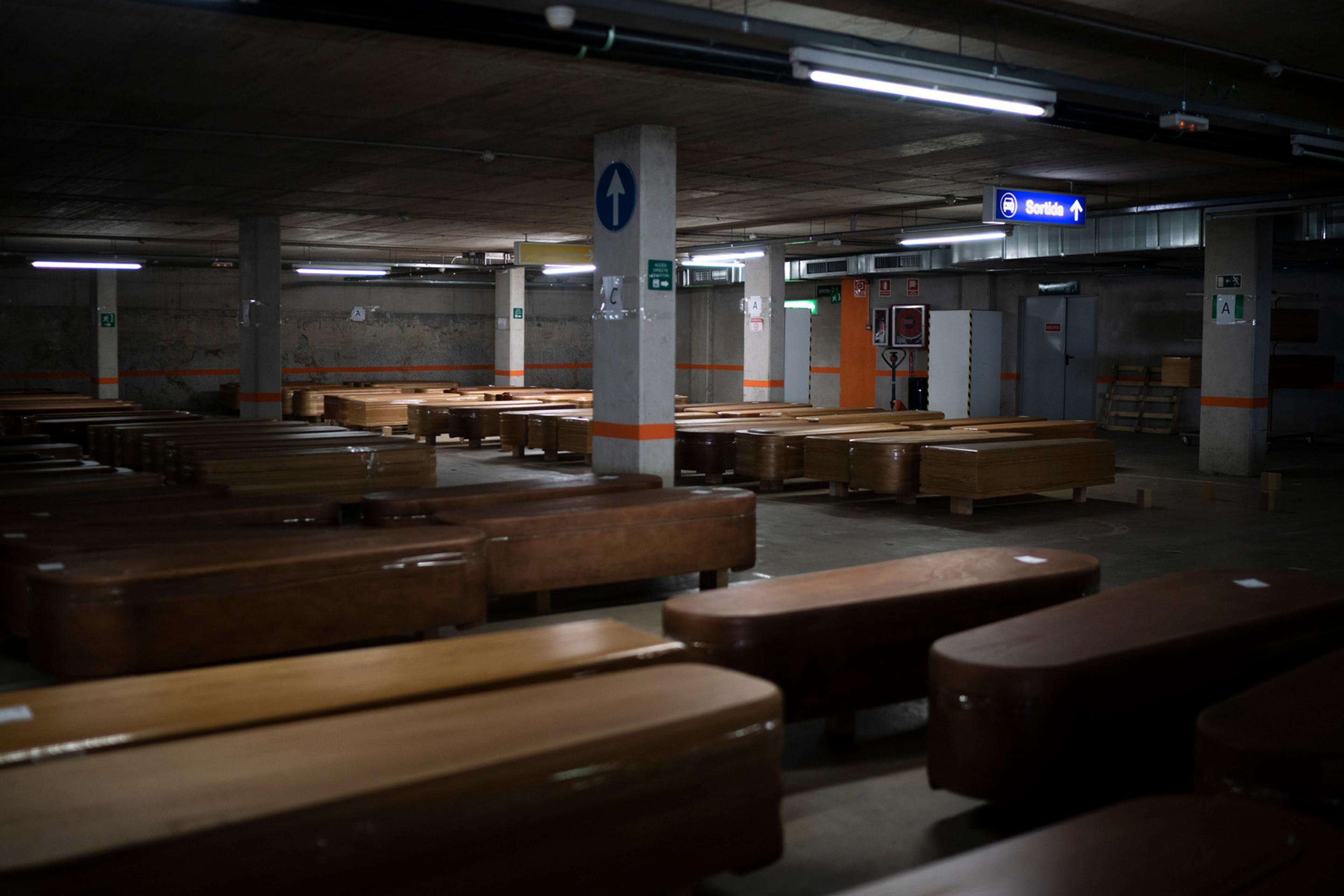 Pracovníci pohrebnej služby v Leganés prevážajú na pohreb truhlu s obeťou nového koronavírusu.