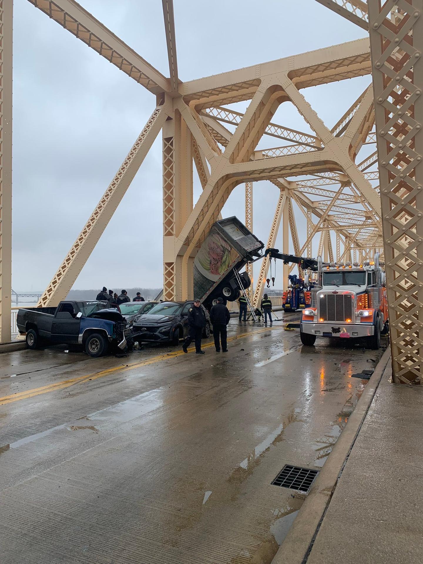 Kamión zostal po zrážke visieť z mosta.