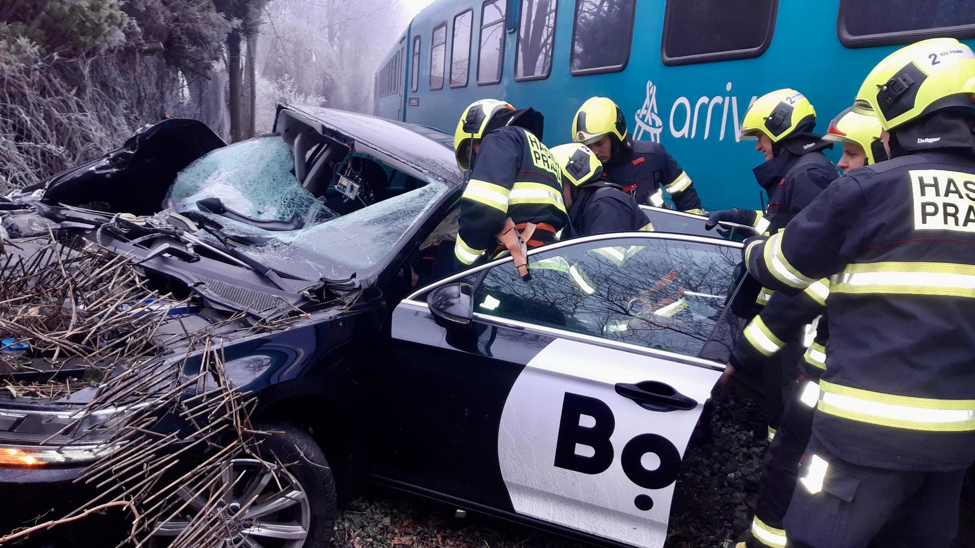 Vodiča museli z auta vyslobodiť hasiči