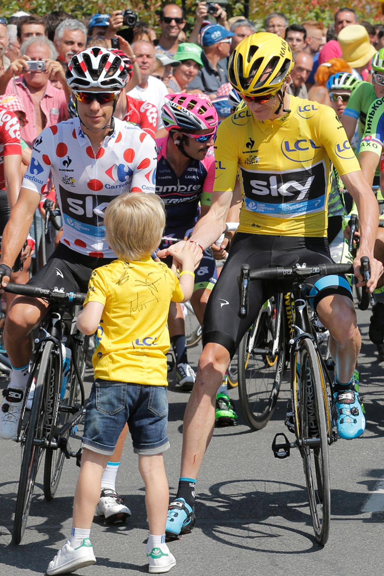 Krásny moment pred štartom 11. etapy TdF. Christopher Froome si tľapol s malým fanúšikom.
