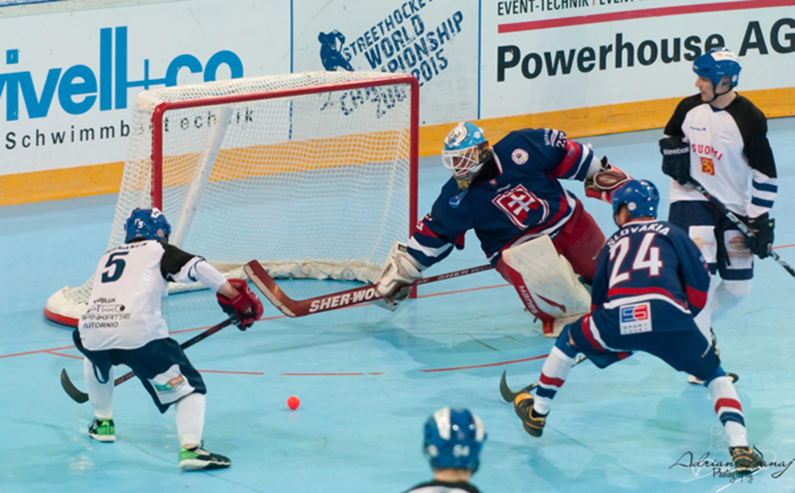 Fínsky útok na slovenskú bránku na MS v hokejbale.