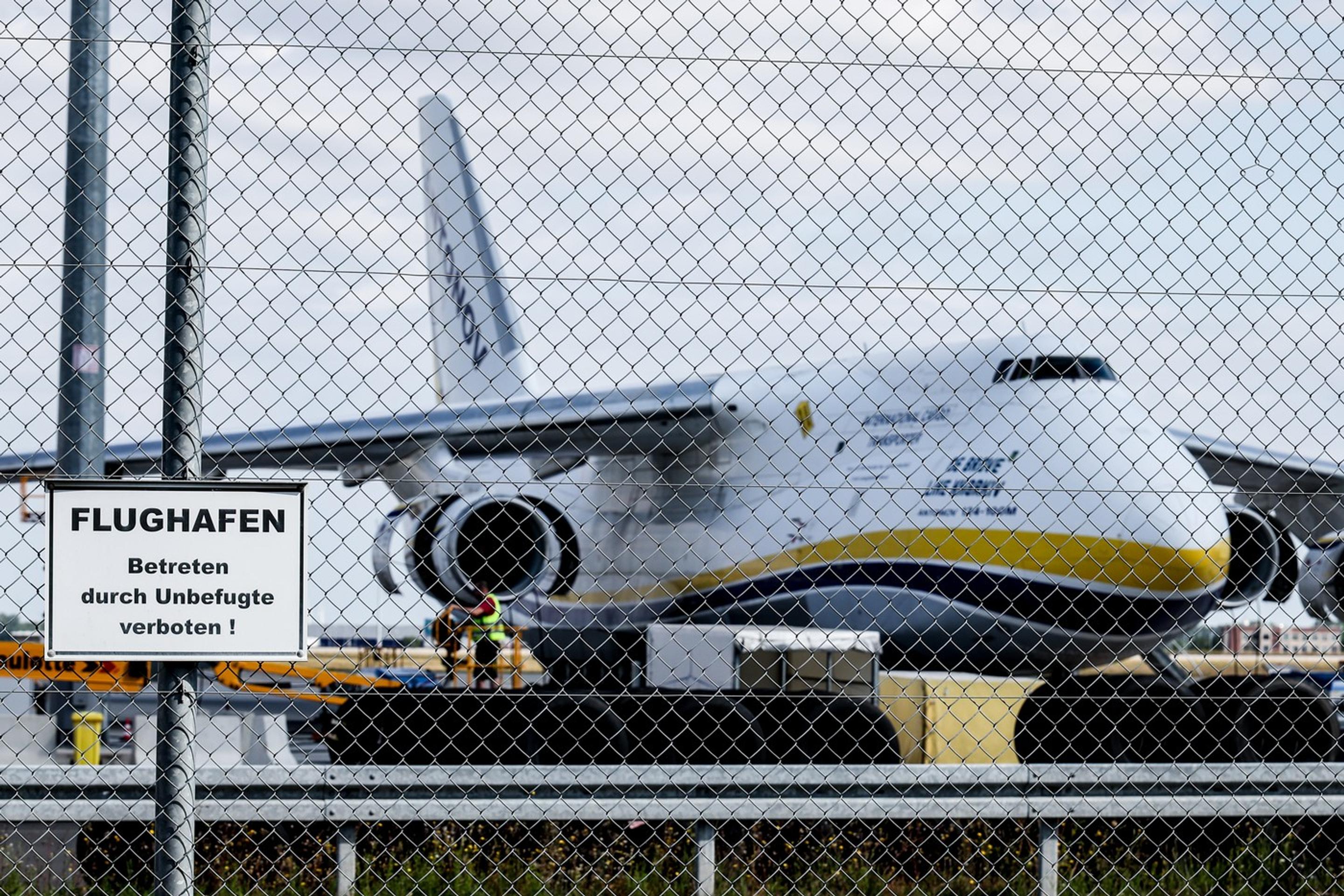 Ukrajinský Antonov na letisku v Lipsku.