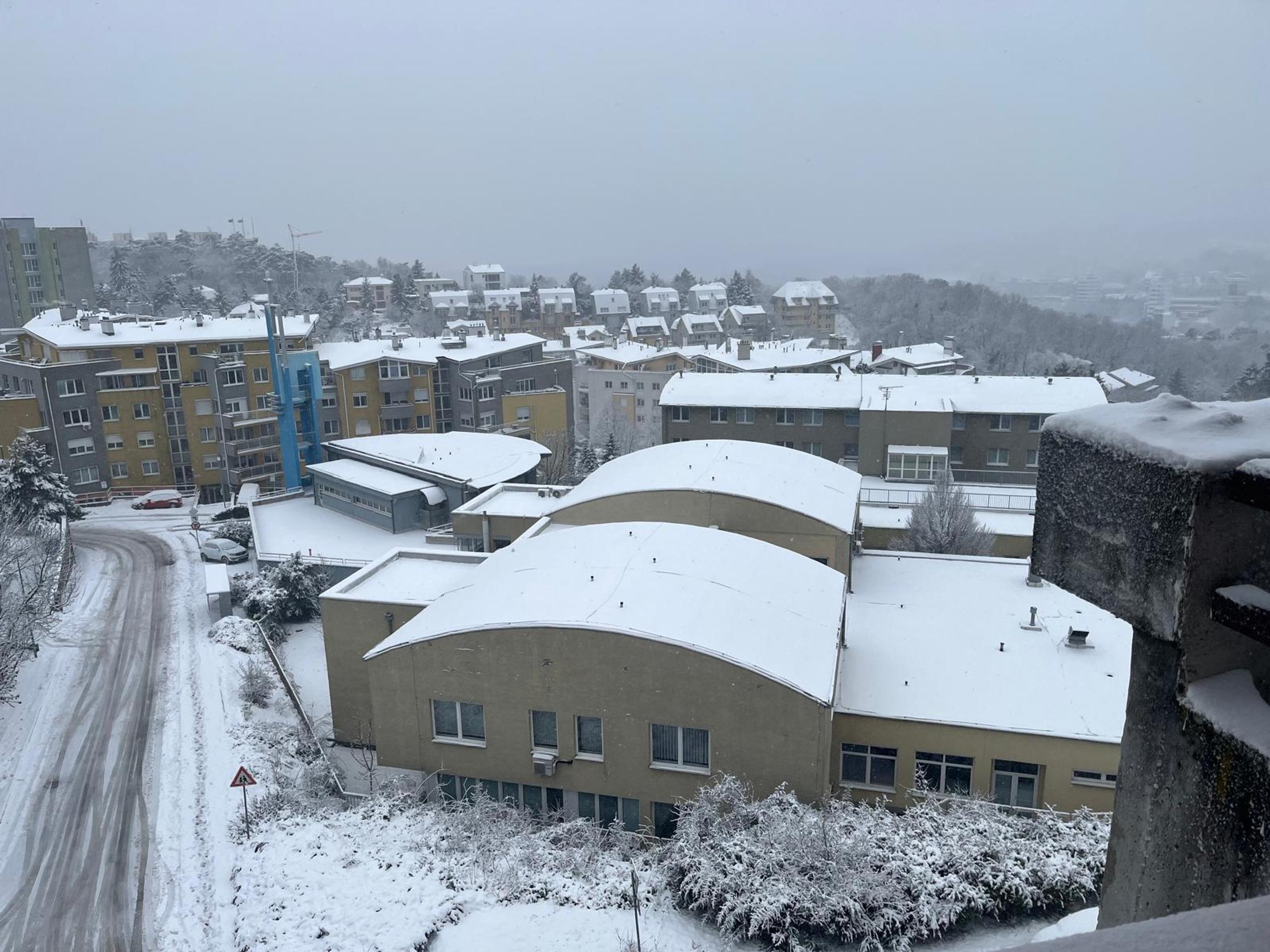 V hlavnom meste husto snežilo.