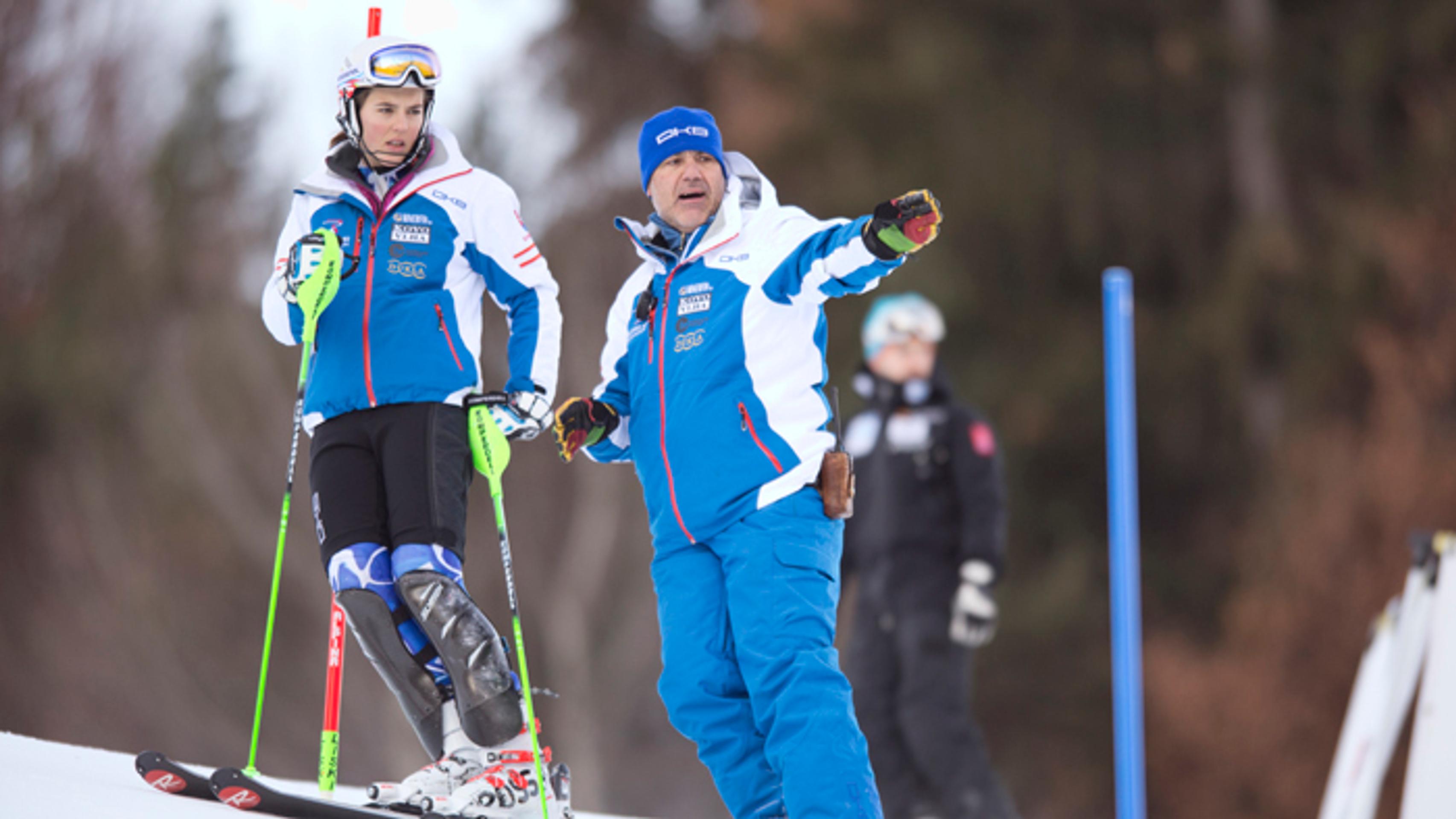 Petra Vlhová s trénerom Ivanom Iľanovským si prezerajú trať pred štartom.