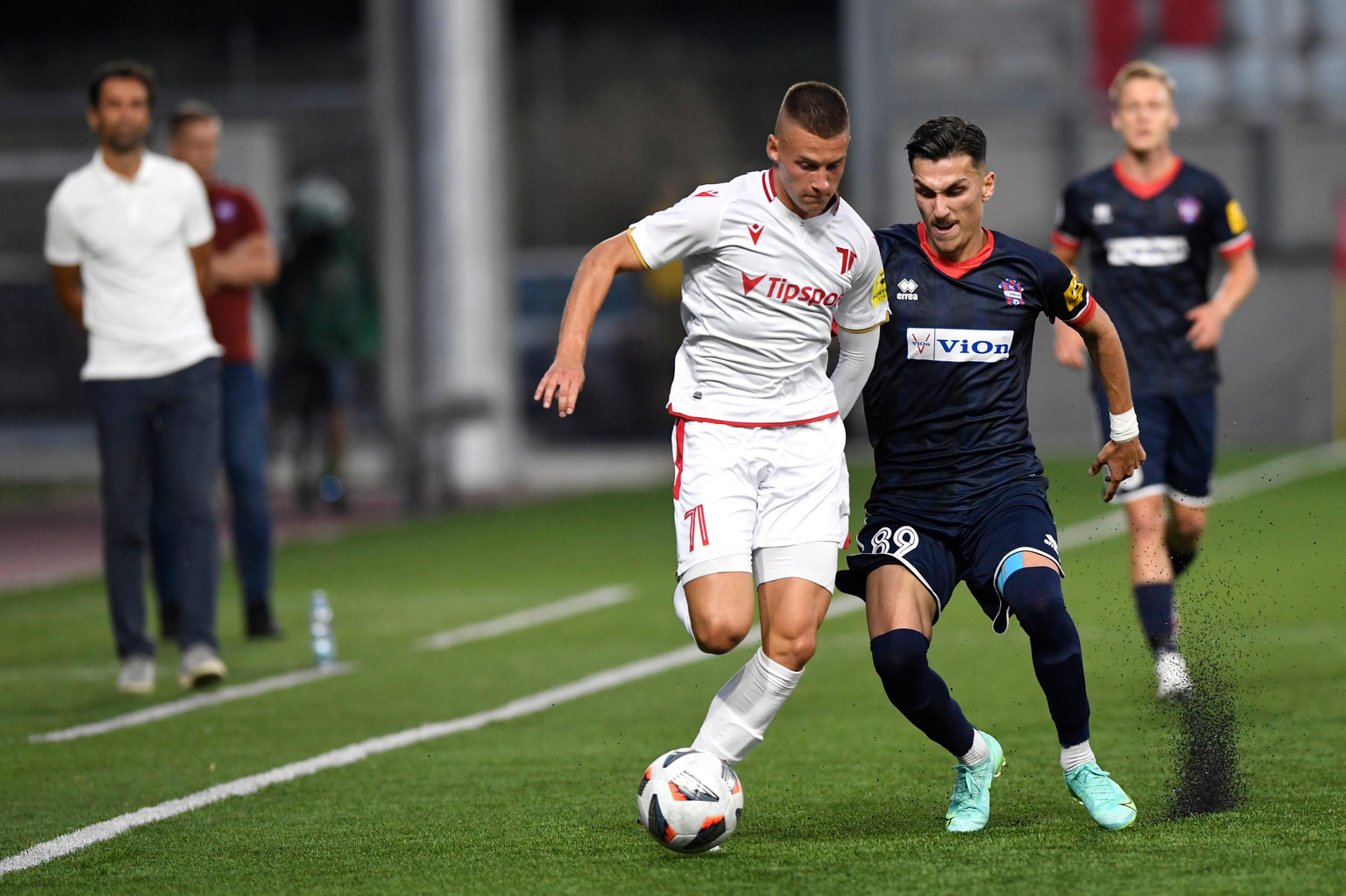 Na snímke Adam Tučný (AS Trenčín) a Alexandros Kyziridis (FC ViOn Zlaté Moravce-Vráble).